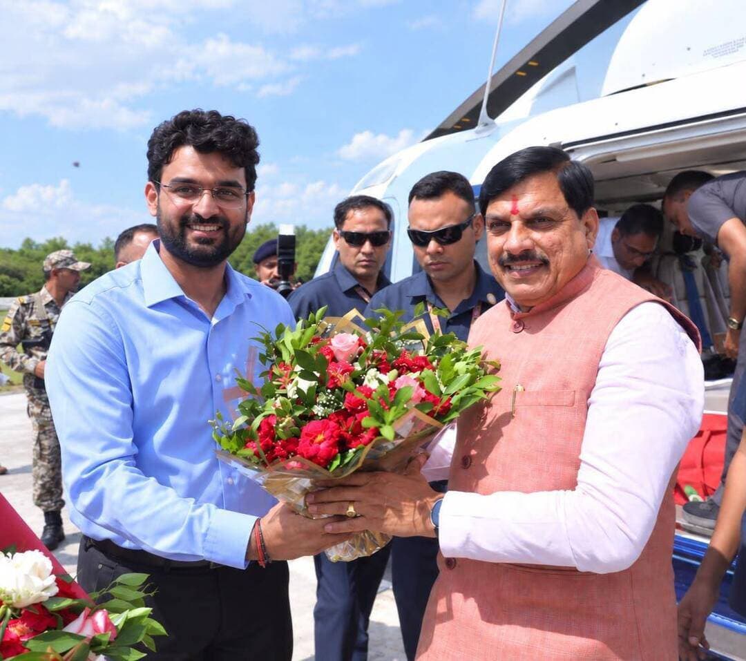 मुख्यमंत्री डॉ. मोहन यादव का नीमच आगमन
जनप्रतिनिधियों एवं अधिकारियों ने किया आत्मीय स्वागत
नीमच, 20 सितंबर 2026। सेवा संकल्प अभियान के अंतर्गत अग्रोहा भवन में आयोजित अभिनंदन कार्यक्रम में सहभागिता के लिए मुख्यमंत्री डॉ. मोहन यादव का आज नीमच आगमन हुआ।
मुख्यमंत्री डॉ. मोहन यादव के नीमच स्थित सीआरपीएफ मेहता स्टेडियम हेलीपैड पहुंचने पर नीमच विधायक श्री दिलीपसिंह परिहार, मनासा विधायक श्री अनिरुद्ध मारू, सीआरपीएफ आईजी श्रीमती नीतू भट्टाचार्य, कलेक्टर श्री हिमांशु चंद्रा,डीआईजी श्री सुरेंद्र कुमार,पुलिस अधीक्षक श्री राजेश व्यास जिला पंचायत सीईओ श्री अमन वैष्णव श्रीमति वंदना खंडेलवाल सहित जनप्रतिनिधियों एवं अधिकारियों ने उनका आत्मीय स्वागत किया। अधिकारियों एवं जनप्रतिनिधियों ने मुख्यमंत्री डॉ. यादव को पुष्पगुच्छ भेंट कर स्वागत किया।
मुख्यमंत्री डॉ. यादव ने नीमच में आयोजित सेवा संकल्प अभियान के अभिनंदन कार्यक्रम में सहभागिता की। इसके पश्चात वे गांधी सागर अभ्यारण्य में चीता प्रोजेक्ट के तहत आयोजित कार्यक्रम में सम्मिलित हुए।
CM Madhya Pradesh
Dr Mohan Yadav
Jansampark Madhya Pradesh
#CMMadhyaPradesh #neemuch #नीमच #सेवा_संकल्प_अभियान #गांधी_सागर