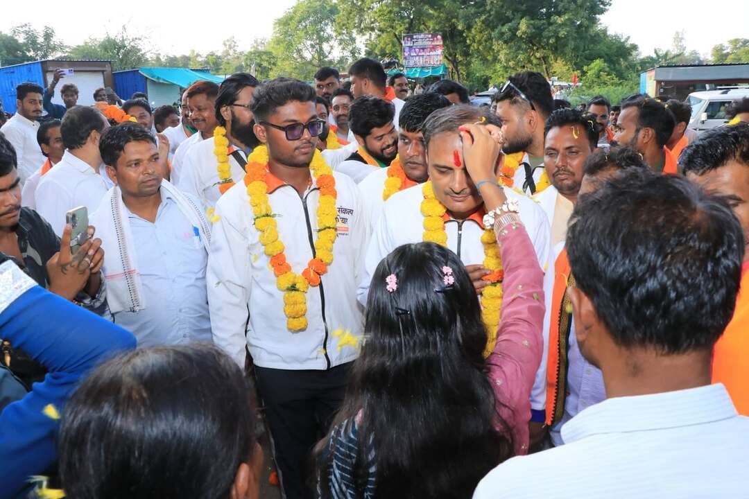 ‘सेवा संकल्प यात्रा’ देवझिरी के प्रसिद्ध प्राचीन महादेव मंदिर पहुंची।
जनप्रतिनिधियों एवं स्थानीय नागरिकों ने यात्रा का आत्मीय स्वागत किया। मंदिर परिसर में स्वच्छता अभियान चलाकर सभी ने सहभागिता की। इसके पश्चात प्राचीन कुंड से जल ग्रहण कर भगवान महादेव की आरती की गई और जयकारों से परिसर गूंज उठा।
Jansampark Madhya Pradesh CM Madhya Pradesh Indore Commissioner General Administration Department, MP
#Jhabua #JansamparkMP #SevaSankalpAbhiyan #AshirwadKaDiya #सेवा_संकल्प_अभियान