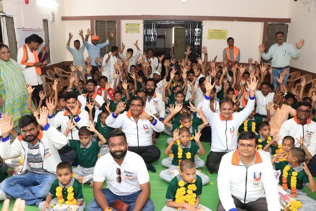 सेवा संकल्प यात्रा बाल सेवा एवं शिक्षा प्रोत्साहन के उद्देश्य से झाबुआ स्थित विकलांग केंद्र पहुंची। यहां यात्रियों द्वारा बच्चों को ड्राइंग किट वितरित की गई। इसके बाद यात्रा चारोलीपाड़ा स्थित गौशाला पहुंची, जहां गौमाता को चारा खिलाकर गौ-सेवा की गई। साथ ही परिसर में पौधारोपण किया गया।
Jansampark Madhya Pradesh CM Madhya Pradesh Indore Commissioner General Administration Department, MP
#Jhabua #JansamparkMP #SevaSankalpAbhiyan #AshirwadKaDiya #सेवा_संकल्प_अभियान