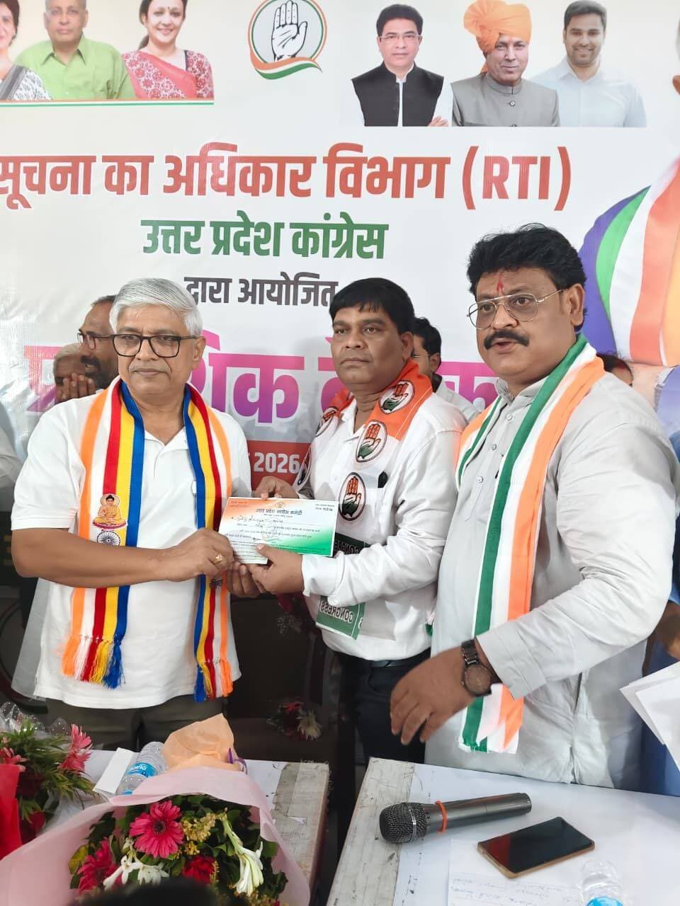 ब्रेकिंग न्यूज़
सपा छोड़ पुष्पेंद्र श्रीवास्तव ने कांग्रेस में की घर वापसी
लखनऊ में प्रदेश कांग्रेस प्रभारी राजेंद्र पाल गौतम के समक्ष पुष्पेंद्र श्रीवास्तव ने समाजवादी पार्टी छोड़कर कांग्रेस की सदस्यता ग्रहण की।
इस दौरान यूपी कांग्रेस सूचना विभाग के प्रदेश चेयरमैन समेत कई सहयोगी मौजूद रहे। पुष्पेंद्र श्रीवास्तव बांदा कांग्रेस के पूर्व नगर अध्यक्ष रह चुके हैं। उन्होंने शीर्ष नेतृत्व का आभार जताया।
<nis:link nis:type=tag nis:id=सपा nis:value=सपा nis:enabled=true nis:link/>
<nis:link nis:type=tag nis:id=congress nis:value=Congress nis:enabled=true nis:link/>
<nis:link nis:type=tag nis:id=कांग्रेस nis:value=कांग्रेस nis:enabled=true nis:link/>
<nis:link nis:type=tag nis:id=bandacongres nis:value=bandacongres nis:enabled=true nis:link/>
<nis:link nis:type=tag nis:id=bandaspa nis:value=bandaspa nis:enabled=true nis:link/>