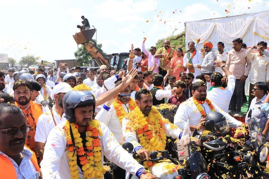 #झाबुआ में ‘सेवा संकल्प यात्रा’ का भव्य आगमन
पिटोल से जिले में हुआ प्रवेश, चौपाल संवाद के साथ विभिन्न सेवा गतिविधियों में शामिल हुए यात्री
प्रधानमंत्री श्री नरेन्द्र मोदी के जनसेवा एवं देशसेवा के 25 वर्ष पूर्ण होने के उपलक्ष्य में 17 सितंबर से 17 अक्टूबर 2026 तक ‘सेवा संकल्प अभियान-2026’ का आयोजन किया जा रहा है। इसी क्रम में ‘सेवा संकल्प यात्रा/जन जल सेवा संकल्प यात्रा’ का मध्यप्रदेश में प्रवेश हुआ। यात्रा का झाबुआ जिले के पिटोल में भव्य आगमन हुआ, जहां महिला एवं बाल विकास विभाग मंत्री सुश्री निर्मला भूरिया एवं जनप्रतिनिधियों ने पुष्पवर्षा कर यात्रा का स्वागत किया। इस दौरान भारत माता के जयकारों से वातावरण गुंजायमान हो उठा। इस अवसर पर प्रशासनिक अधिकारी एवं जनप्रतिनिधि उपस्थित रहे।
यह सेवा संकल्प यात्रा 17 सितंबर से 7 अक्टूबर 2026 तक संचालित हो रही है, जो गुजरात के वडनगर तथा उत्तर प्रदेश के वाराणसी से एक साथ प्रारंभ हुई है। यात्रा मध्यप्रदेश के सभी 55 जिलों से 13 निर्धारित मार्गों के माध्यम से गुजर रही है। यात्रा में 20 टोलियों के माध्यम से लगभग 500 मोटरसाइकिल सवार एवं सहायता वाहन शामिल हैं।
झाबुआ जिले में निर्धारित सभी सेवा कार्यक्रमों को सफलतापूर्वक संपन्न करने के पश्चात यात्रा शाम 6 बजे अपने अगले पड़ाव के लिए रवाना हुई। यात्रा के दौरान सुरक्षा, सुविधा एवं समन्वय के लिए जिला प्रशासन, गृह (पुलिस) एवं परिवहन विभाग द्वारा आवश्यक व्यवस्थाएं सुनिश्चित की गईं।
Jansampark Madhya Pradesh CM Madhya Pradesh Indore Commissioner Department Of Women Child Development, Madhya Pradesh Nirmala Bhuriya General Administration Department, MP #Jhabua #JansamparkMP #SevaSankalpAbhiyan #AshirwadKaDiya #सेवा_संकल्प_अभियान