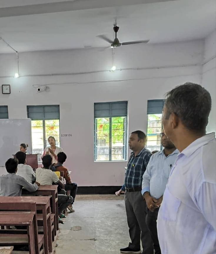 जिला पदाधिकारी, बांका के निदेश के आलोक में आज जिला निबंधन एवं परामर्श केंद्र द्वारा PBS कॉलेज बांका में बिहार स्टूडेंट्स क्रेडिट कार्ड योजना, मुख्यमंत्री निश्चय स्वयं सहायता भत्ता योजना एवं कुशल युवा योजना का जानकारी सभी छात्र -छात्रों को दी गई|
प्रबंधक, जिला निबंधन एवं परामर्श केंद्र बांका, द्वारा बिहार स्टूडेंट क्रेडिट कार्ड योजना के बारे में विस्तृत जानकारी दी ताकि इस योजना का लाभ लेकर छात्र अपने लक्ष्य एवं भविष्य को बेहतर बना सकते हैं।
बिहार सरकार के द्वारा विद्यार्थियों को उच्च शिक्षा प्राप्त करने के लिए ऋण सुलभ कराने के उद्देश्य से बिहार स्टूडेंट क्रेडिट कार्ड योजना को शुरू किया गया है।
जिला के वैसे विद्यार्थी जो आर्थिक कारण से अपना आगे की पढ़ाई नहीं कर पा रहे हैं, वे इस योजना के तहत लोन प्राप्त कर अपनी पढ़ाई पूरी कर सकते हैं।
इस योजना के तहत विद्यार्थियों 10वीं एवं 12 वीं कक्षा के बाद आगे की पढ़ाई करने के लिए बिहार सरकार द्वारा अधिकतम चार लाख की राशि व्याज मुक्त प्रदान करने का सरकार द्वारा प्रावधान है।
सहायक प्रबंधक जिला निबंधन एवं परामर्श केंद्र बाँका द्वारा बताया गया कि मुख्यमंत्री निश्चय स्वयं सहायता भत्ता योजना के तहत वैसे बेरोजगार युवा एवं युवती जो इंटरमीडिएट /स्नातक उत्तीर्ण हैं और जिनका उम्र 20 से 25 वर्ष के बीच है।उन्हें रोजगार ढूंढ़ने हेतु प्रत्येक माह 1000 रुपए अधिकतम 2 वर्ष तक दिया जाता है। साथ ही तीन माह का कुशल युवा कार्यक्रम का प्रशिक्षण भी दिया जाता है।
कुशल युवा कार्यक्रम के तहत मैट्रिक/इंटरमीडिएट उत्तीर्ण छात्र छात्राओं को तीन माह का कंप्यूटर, भाषा संवाद एवं व्यवहार कौशल का गुणवत्तापूर्ण प्रशिक्षण दिया जाता है।
जिला निबंधन एवं परामर्श केंद्र से प्रबंधक, सहायक प्रबंधक और संस्थान से शिक्षक उपस्थित थें |
