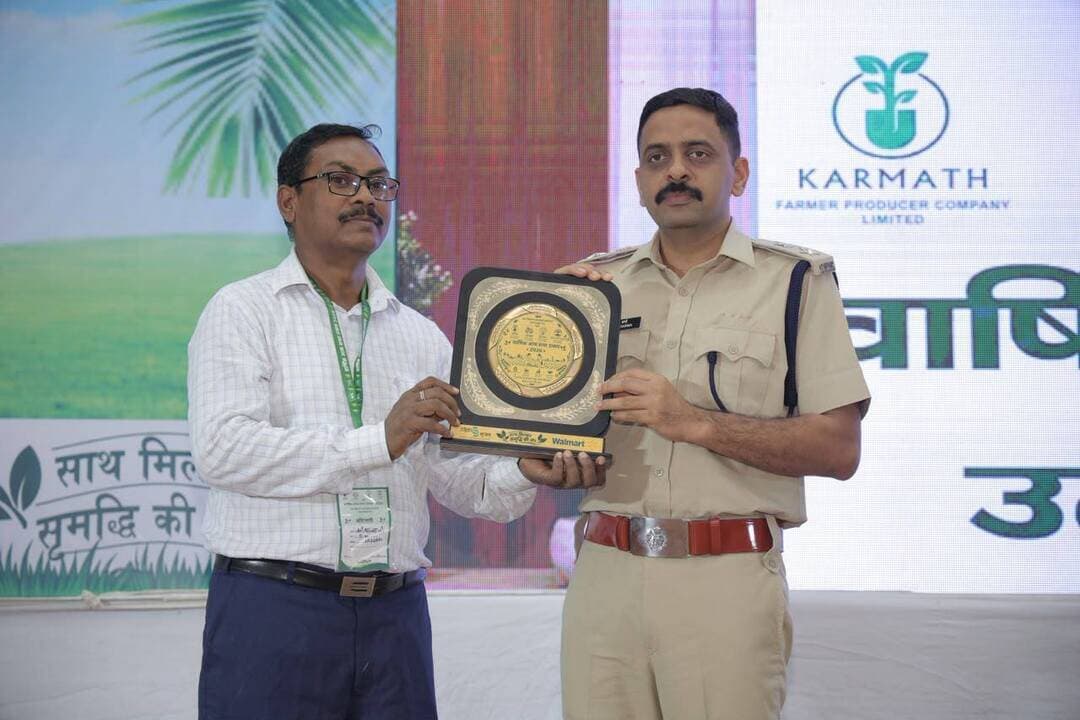 किसान उत्पादक कंपनियों (FPC) को मजबूत बनाने, सामूहिक व्यवसाय को बढ़ावा देने तथा कृषि क्षेत्र में महिलाओं की भागीदारी बढ़ाने के उद्देश्य से धार में चार FPC की संयुक्त आम सभा का आयोजन किया गया। कार्यक्रम में 1400 से अधिक महिला किसान एवं सदस्य शामिल हुए।
संयुक्त आम सभा में VBM Farmer Producer Company, खेरोद; Karmath Kisan Farmer Producer Company, बिडवाल; Nalchha Farmer Producer Company, सोडपुर तथा Tirla Farmer Producer Company, मोहनपुर के सदस्य एवं संचालक मंडल उपस्थित रहे। कार्यक्रम के आयोजन एवं FPC के संस्थागत सशक्तिकरण में SRIJAN की महत्वपूर्ण भूमिका रही।
कार्यक्रम के मुख्य अतिथि धार पुलिस अधीक्षक श्री सचिन शर्मा रहे। साथ ही विभिन्न विभागों के जिला स्तरीय अधिकारी एवं प्रतिनिधि उपस्थित रहे, जिनमें कृषि विभाग के डीडी श्री विजय चौरसिया, KVK के टेक्निकल ऑफिसर श्री मंडलोई, NRM से श्री प्रमोद दोसाने, ATMA से श्री त्रिलोक छावनियां तथा अनुविभागीय अधिकारी (राजस्व) की ओर से प्रतिनिधि श्री राजेश सिंह तंवर शामिल रहे। SRIJAN की ओर से प्रोग्राम डायरेक्टर श्री सर्वेश कुमार, प्रोग्राम मैनेजर श्री श्रीकांता जी, सुश्री रीना सूर्यवंशी, अंशु कुमार तथा CARD से श्री रूपक त्रिवेदी सहित टीम के सदस्य उपस्थित रहे।
कार्यक्रम का शुभारंभ दीप प्रज्वलन के साथ हुआ। इस दौरान कृषि, महिला सशक्तिकरण, सामूहिक व्यवसाय, बाजार से जुड़ाव एवं FPC के भविष्य के व्यवसाय विस्तार पर चर्चा की गई। SRIJAN पिछले तीन वर्षों से इन चारों FPC के संस्थागत विकास, क्षमता निर्माण एवं तकनीकी मार्गदर्शन में सहयोग कर रहा है। चारों FPC ने सामूहिक प्रयासों के माध्यम से पिछले एक वर्ष में लगभग 3 करोड़ रुपये से अधिक का व्यवसाय किया है।
कार्यक्रम में 1400 से अधिक महिला किसानों की सहभागिता विशेष आकर्षण रही। संयुक्त आम सभा ने किसानों और महिला किसानों को एक साझा मंच प्रदान किया, जहां उन्होंने अपने अनुभव साझा किए तथा FPC को और मजबूत बनाने एवं व्यवसायिक गतिविधियों के विस्तार के लिए सामूहिक रूप से आगे बढ़ने का संकल्प लिया।
Jansampark Madhya Pradesh