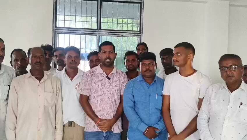औरंगाबाद में ग्राम रक्षा दल की बैठक में प्रशिक्षण में आ रही बाधाओं पर मंथन, DPRO कार्यालय के घेराव का लिया निर्णय।
औरंगाबाद जिले में ग्राम रक्षा दल के जिला अध्यक्ष और जिले के 11 प्रखंडों के प्रखंड अध्यक्षों की प्रस्तावित बैठक आयोजित की गई। बैठक में बड़ी संख्या में प्रखंड अध्यक्ष उपस्थित रहे।
बैठक में ग्राम रक्षा दल के भविष्य को लेकर गहन मंथन और विचार-विमर्श किया गया। साथ ही जिला पंचायती राज विभाग द्वारा सभी प्रखंड विकास पदाधिकारी (BDO) के नाम से निकाले गए प्रशिक्षण पत्र को लेकर क्षेत्र पदाधिकारी और स्वयंसेवकों को आ रही परेशानियों पर भी चर्चा हुई।
बैठक में मौजूद पदाधिकारियों ने बताया कि प्रशिक्षण को लेकर BDO स्तर पर अपेक्षित सहयोग नहीं मिल रहा है, जिससे प्रशिक्षण प्रक्रिया में बाधा उत्पन्न हो रही है। इस समस्या को कैसे दूर किया जाए, इस पर सभी प्रखंड अध्यक्षों के साथ विस्तार से बातचीत हुई।
बैठक में सर्वसम्मति से महत्वपूर्ण निर्णय लिया गया कि आने वाले दिनों में ग्राम रक्षा दल के सदस्य जिला पंचायती राज पदाधिकारी (DPRO) के कार्यालय का घेराव करेंगे और प्रशिक्षण में आ रही बाधाओं को दूर करने की मांग करेंगे।
घेराव को सफल बनाने के लिए प्रत्येक प्रखंड में प्रखंड अध्यक्ष की अध्यक्षता में बैठक कर अधिक से अधिक संख्या में ग्राम रक्षा दल के सदस्यों को औरंगाबाद में जुटाने की रणनीति पर भी निर्णय लिया गया। घेराव की तिथि जल्द ही सभी सदस्यों की सहमति से तय कर सूचित की जाएगी।
