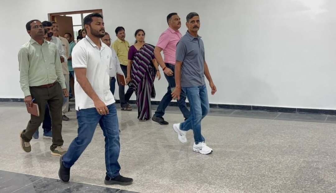 विश्वविद्यालय निर्माण में सुस्ती पर अफसरों को फटकार, 15 दिन का अल्टीमेटम
मीरजापुर। मां विंध्यवासिनी राज्य विश्वविद्यालय के निर्माण कार्य का मंडलायुक्त राजेश प्रकाश, जिलाधिकारी पवन कुमार गंगवार व सीडीओ विशाल कुमार ने निरीक्षण किया। धीमी प्रगति, अधूरी बैठने की व्यवस्था व शौचालयों को लेकर अधिकारियों ने नाराजगी जताई। एकेडमिक ब्लॉक को 15 दिन में शिक्षण योग्य बनाने के निर्देश दिए गए। सड़क व पुलिया भी तय समय में पूरा न होने पर कार्रवाई की चेतावनी दी गई।
#मिर्जापुर #मड़िहान #विश्वविद्यालय #निर्माणकार्य #TodayMirzapur