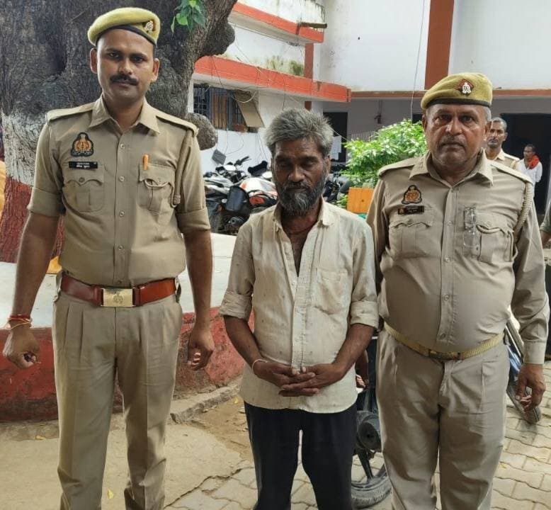 ऑपरेशन चक्रव्यूह में 21 वांछित/वारंटी गिरफ्तार
मिर्जापुर। पुलिस अधीक्षक अपर्णा रजत कौशिक के निर्देशन में चलाए गए 12 घंटे के विशेष अभियान ‘ऑपरेशन चक्रव्यूह’ के तहत मिर्जापुर पुलिस ने विभिन्न थाना क्षेत्रों से कुल 21 आरोपियों को गिरफ्तार किया। इनमें 10 वारंटी, 7 वांछित और 4 अन्य आरोपी शामिल हैं।
#मिर्जापुर #मिर्जापुरपुलिस #ऑपरेशनचक्रव्यूह #पुलिसअभियान #वारंटी #वांछित #गिरफ्तारी #अपराधनियंत्रण #MirzapurPolice