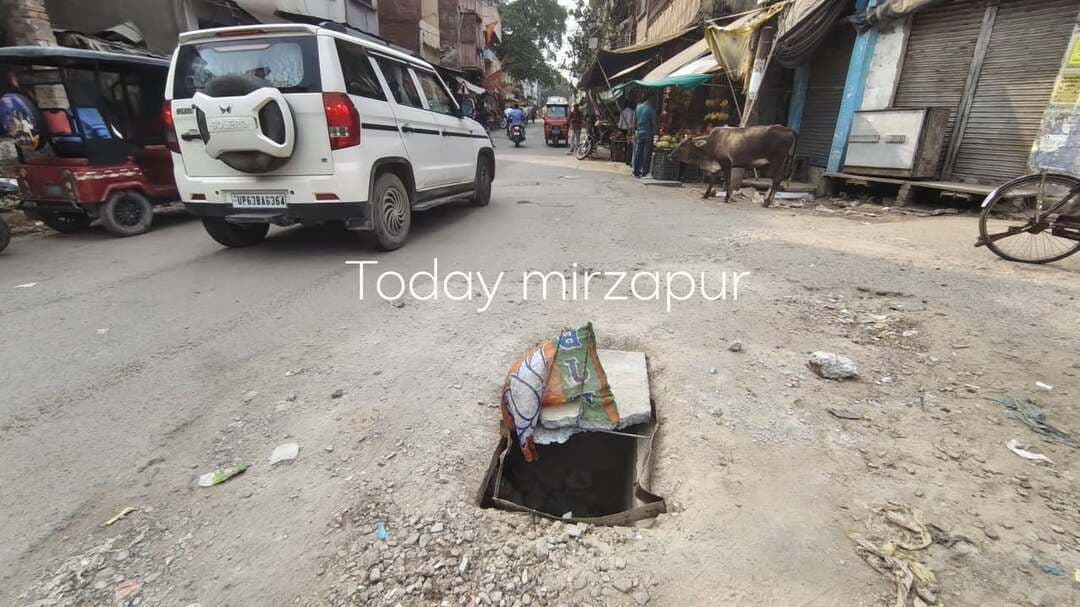 जल निगम की लापरवाही उजागर, कुछ दिन में ही टूटा सीवर का ढक्कन
मिर्जापुर। मुकेरी बाजार पार्क तिराहे पर कुछ दिन पूर्व बनाया गया सीवर का ढक्कन टूटकर उसी में समा गया। घटना के बाद स्थानीय लोगों में नाराजगी है। लोगों ने निर्माण कार्य की गुणवत्ता पर सवाल उठाते हुए घटिया निर्माण का आरोप लगाया। गनीमत रही कि इस दौरान कोई बड़ा हादसा नहीं हुआ।
#मिर्जापुर #जलनिगम #मुकेरीबाजार #सीवर #निर्माणकार्य #लापरवाही #स्थानीयसमस्या #TodayMirzapur