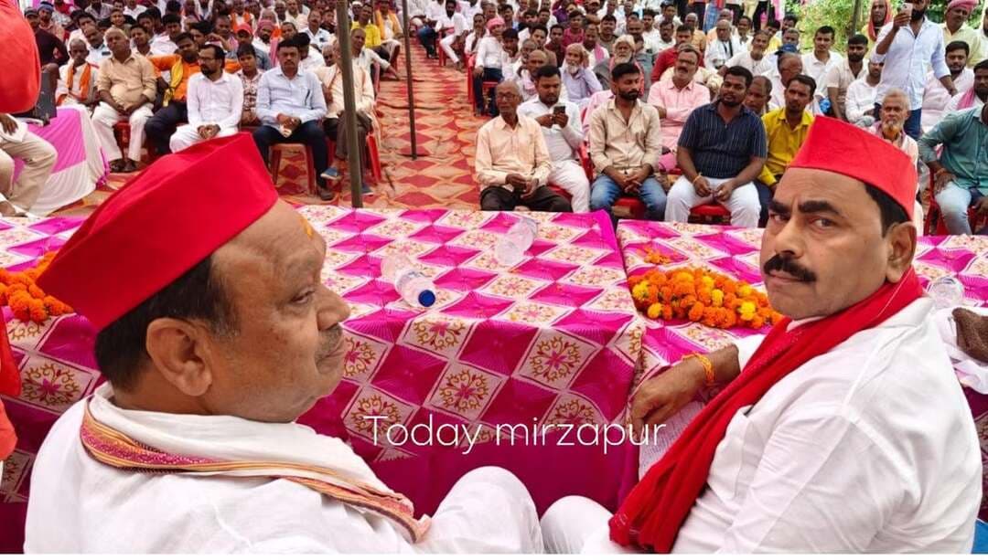 बिरोही में सपा की पीडीए पंचायत, 2027 चुनाव को लेकर कार्यकर्ताओं से एकजुट होने का आह्वान
मिर्जापुर, 20 सितंबर। सदर विधानसभा क्षेत्र के ग्राम बिरोही में समाजवादी पार्टी की ओर से पीडीए पंचायत एवं जनसंवाद कार्यक्रम आयोजित किया गया। कार्यक्रम की अध्यक्षता सपा जिलाध्यक्ष अशोक यादव ने की।
कार्यक्रम में पूर्व विधायक कैलाश चौरसिया, मुन्नी यादव, राममिलन यादव सहित अन्य नेताओं ने विचार रखे। अशोक यादव ने कहा कि 2027 का चुनाव संविधान और लोकतंत्र को बचाने का चुनाव है। उन्होंने भाजपा पर हिंदू-मुस्लिम के नाम पर राजनीति करने का आरोप लगाया।
पूर्व विधायक कैलाश चौरसिया ने पीडीए समाज के लोगों से एकजुट होकर सपा के पक्ष में मतदान करने की अपील की। उन्होंने कहा कि पार्टी जिसे भी प्रत्याशी बनाएगी, सभी मिलकर उसका चुनाव लड़ाएंगे। कार्यक्रम का संचालन छानबे ब्लॉक अध्यक्ष अशोक यादव ने किया। इस दौरान बड़ी संख्या में पार्टी नेता व कार्यकर्ता मौजूद रहे।
#मिर्जापुर #समाजवादी_पार्टी #पीडीए_पंचायत #अशोक_यादव #कैलाश_चौरसिया #बिरोही #जनसंवाद #सपा #TodayMirzapur