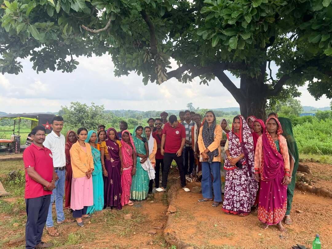 🔳सर्पदंश को लेकर समाजसेवियों ने ग्रामीणों को किया जागरूक
🔳झाड़-फूंक में समय गंवाने के बजाय तत्काल अस्पताल पहुंचाने की दी समझाइश
🔳कटनी - सर्पदंश के बाद अंधविश्वास के चलते झाड़-फूंक के चक्कर में कीमती समय गंवाने से कई बार पीड़ित की जान पर बन आती है। ग्रामीण क्षेत्रों में इस अंधविश्वास को दूर करने और सर्पदंश के प्रति लोगों को जागरूक करने के लिए समाजसेवियों ने अभियान शुरू किया है। इसी क्रम में रविवार को समाज सेवा विकास संस्था कटनी की टीम ने बड़वारा क्षेत्र के सुदूर एवं संवेदनशील ग्रामीण इलाकों में व्यापक जागरूकता अभियान चलाया।
*घर-घर पहुंचकर दी सर्पदंश से बचाव की जानकारी*
संस्था के कार्यकर्ताओं ने बड़वारा जनपद के लखाखेरा, बाजरवारा, सलैया, ठूठीया, भदावर, नेगवा और गुड़ा सहित कई गांवों में पहुंचकर ग्रामीणों को जागरूक किया। टीम ने मनरेगा में कार्यरत महिला-पुरुष मजदूरों, खेतों में काम कर रहे किसानों और अन्य ग्रामीणों को एकत्र कर सर्पदंश से बचाव तथा प्राथमिक उपचार के संबंध में जानकारी दी।
समाजसेवियों ने ग्रामीणों को बताया कि सांप के काटने की स्थिति में झाड़-फूंक या तांत्रिक के पास जाने के बजाय पीड़ित को तत्काल नजदीकी सामुदायिक स्वास्थ्य केंद्र या जिला अस्पताल ले जाना चाहिए। अस्पताल में एंटी-वेनम (एंटी-स्नेक वेनम) उपलब्ध रहता है और समय पर चिकित्सकीय उपचार मिलने से मरीज की जान बचाई जा सकती है।
*मानसून में बढ़ता है सर्पदंश का खतरा*
अभियान की अगुवाई कर रहीं समाजसेवी सावित्री केवट ने बताया कि उनकी टीम बड़वारा क्षेत्र के दर्जनों गांवों में लगातार सर्पदंश के प्रति लोगों को जागरूक कर रही है। उन्होंने बताया कि हर वर्ष मानसून से पहले ही अभियान शुरू कर दिया जाता है, क्योंकि बारिश के मौसम में सांपों के बिलों से बाहर निकलने की घटनाएं बढ़ जाती हैं। उन्होंने कहा कि अभियान का उद्देश्य सही जानकारी के अभाव और अंधविश्वास के कारण ग्रामीणों की जान जाने से रोकना है।
*मरीज को जल्द अस्पताल पहुंचाना जरूरी*
समाजसेवियों ने ग्रामीणों को समझाइश दी कि सर्पदंश की स्थिति में किसी भी तरह के अंधविश्वास में पड़कर समय बर्बाद न करें। जहरीले सांप के काटने के बाद उपचार में देरी होने से स्थिति गंभीर हो सकती है। इसलिए पीड़ित को बिना समय गंवाए चिकित्सकीय सुविधा उपलब्ध कराना जरूरी है। ग्रामीणों से अपील की गई कि वे झाड़-फूंक के बजाय डॉक्टरों और स्वास्थ्य सेवाओं पर भरोसा करें।
#JansamparkMP
#CMMadhyaPradesh
#DrMohanYadav51
#udaypratapmp
#jbpcommissioner
#katni
#कटनी