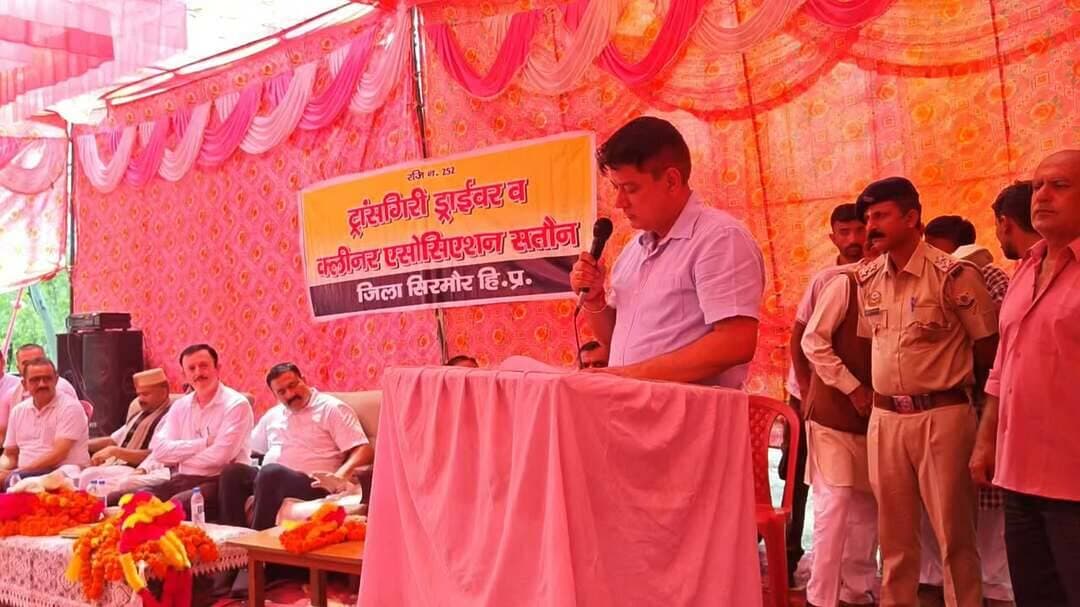 सतौन में चिट्टा मुक्त व सड़क सुरक्षा अभिया
देशआदेश सतौन।
रोड सेफ्टी क्लब पांवटा साहिब की ओर से रविवार को सतौन में चिट्टा मुक्त एवं सड़क सुरक्षा जागरूकता अभियान आयोजित किया गया। मुख्यातिथि एसपी सिरमौर निश्चिंत सिंह नेगी ने वाहन चालकों से यातायात नियमों का पालन करने, नशामुक्त होकर वाहन चलाने और सीमित गति में सफर करने की अपील की।
एसपी नेगी ने कहा कि ट्रक चालक राष्ट्र निर्माण में महत्वपूर्ण भूमिका निभाते हैं। उन्होंने वाहन के दस्तावेज, नंबर प्लेट और अन्य व्यवस्थाएं नियमों के अनुसार रखने तथा अपने स्वास्थ्य का ध्यान रखने की सलाह दी। उन्होंने नशे के खिलाफ समाज को मिलकर काम करने और नशा कारोबार की सूचना पुलिस को देने का आह्वान किया।
कार्यक्रम में पांच ट्रक चालकों ने रोड सेफ्टी क्लब की सदस्यता ग्रहण की। मंच संचालक प्रेम तोमर ने विभिन्न लोगों को सम्मानित करवाया।
क्लब अध्यक्ष भजन चौधरी ने एसपी का स्वागत किया। इस दौरान पहाड़ी गीतों पर नाटी भी प्रस्तुत की गई। कार्यक्रम में जिला परिषद सदस्य खत्री सिंह ठाकुर, पंचायत प्रधान पंकज शर्मा सहित ट्रांसपोर्ट यूनियन और विभिन्न क्षेत्रों के वाहन चालक मौजूद रहे।