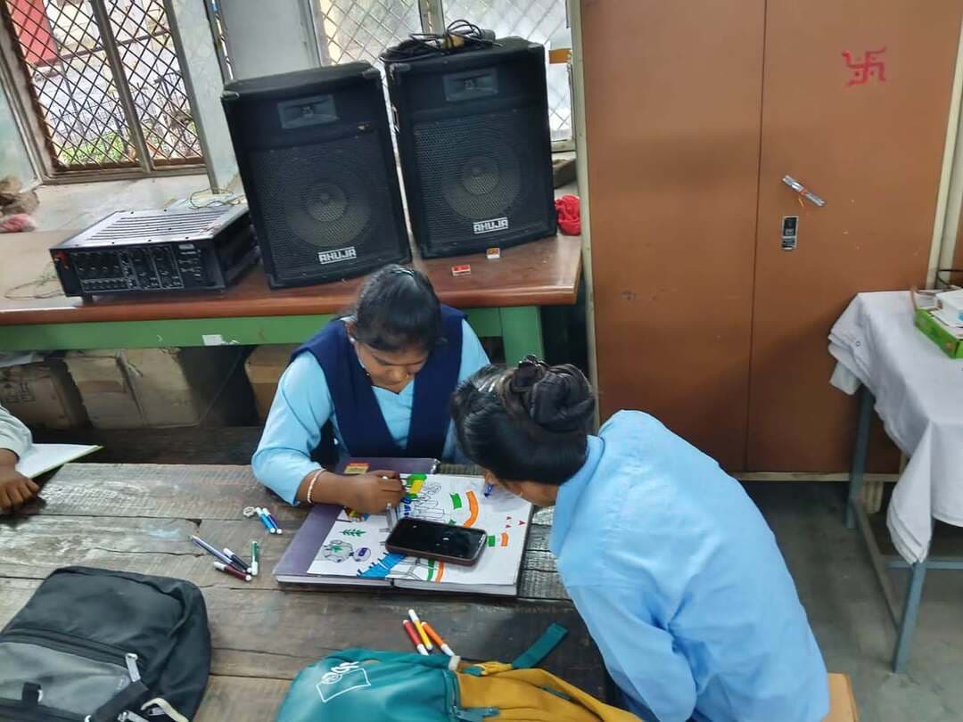 आईटीआई रतलाम में आयोजित हुई भाषण एवं चित्रकला प्रतियोगिता
मेरे सपनों का भारत’ थीम पर विद्यार्थियों ने प्रस्तुत किए रचनात्मक विचार और चित्र
सेवा संकल्प अभियान के अंतर्गत शासकीय औद्योगिक प्रशिक्षण संस्थान रतलाम में ‘मेरे सपनों का भारत’ विषय पर भाषण एवं चित्रकला प्रतियोगिता आयोजित की गई। प्रतियोगिता में आईटीआई के विद्यार्थियों ने उत्साहपूर्वक भाग लिया।
चित्रकला प्रतियोगिता में विद्यार्थियों ने आईटीआई में प्रशिक्षण के दौरान उपयोग किए जाने वाले विभिन्न उपकरणों, तकनीकी संसाधनों एवं आधुनिक तकनीक को आधार बनाकर आकर्षक चित्र बनाए। विद्यार्थियों ने अपने चित्रों के माध्यम से तकनीकी शिक्षा, कौशल विकास और आधुनिक भारत की कल्पना को रचनात्मक रूप में प्रस्तुत किया।
भाषण प्रतियोगिता में विद्यार्थियों ने ‘मेरे सपनों का भारत’ विषय पर अपने विचार व्यक्त करते हुए विकसित एवं आत्मनिर्भर भारत के निर्माण में युवाओं, तकनीकी शिक्षा और कौशल विकास की भूमिका पर प्रकाश डाला। विद्यार्थियों ने उत्साह के साथ अपनी कल्पनाओं और विचारों को प्रस्तुत किया।
#jansampark #ratlam
#MadhyaPradesh