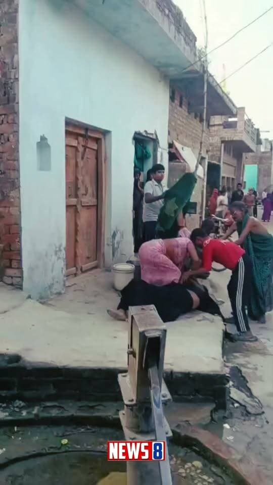 Kaushambi:- लगभग सात माह की गर्भवती महिला की बेरहमी से पिटाई का वीडियो वायरल। पड़ोस की दो महिलाओं पर मारपीट का आरोप, घायल महिला जिला अस्पताल में भर्ती। पीड़िता ने सैनी थाने में दी तहरीर।पूरा मामला गनपा गांव का बताया जा रहा है,, #वायरल #कौशांबी