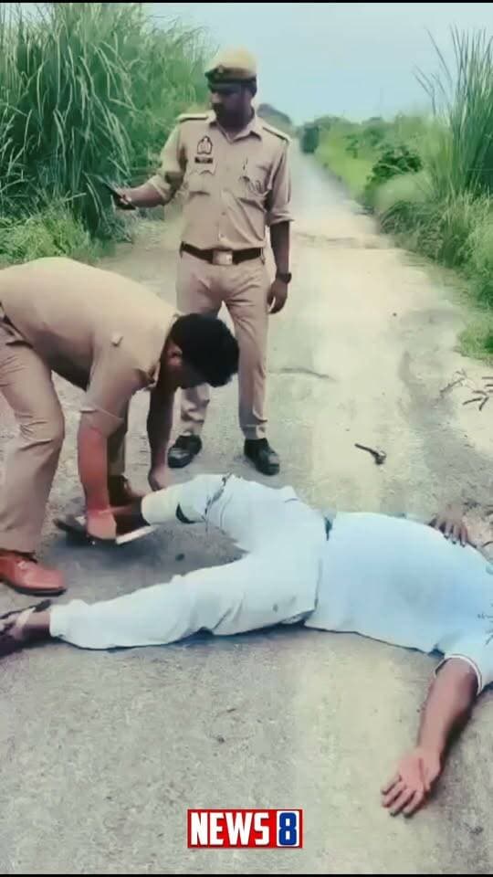 #Itawa:- यूपी के इटावा जिले में पुलिस ने एनकाउंटर में अपराधी को पकड़ा और दरोगा जी ने हाथोंहाथ पट्टी बांधकर मौके पर ही सारी पूछताछ कर ली। शायद थाने तक पहुंचते–पहुंचते चार्जशीट भी तैयार कर देंगे। अपराधी का पकड़ा जाना सराहनीय है लेकिन पुलिस का स्वांग रचकर झूठ को सच दिखाने का नाटक घातक है, कुछ पुलिस वाले इसका दुरुपयोग करके उप्र में क़ानून-व्यवस्था को ही अपराधी बना दे रहे हैं। #itawapolice UP Police #akhileshyadavsamajwadiparty