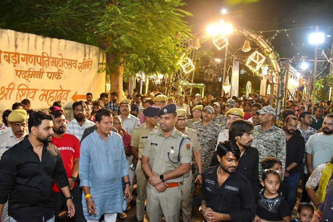 *गणेश उत्सव को लेकर जिला पुलिस अधीक्षक ने शहर में किया व्यापक निरीक्षण*
*गणेश प्रतिमा स्थापना स्थलों पर पहुंचकर सुरक्षा एवं कानून-व्यवस्था का लिया जायजा*
चित्तौड़गढ़, 20 सितंबर 2026। गणेश उत्सव के दौरान चित्तौड़गढ़ शहर में शांति, सौहार्द एवं कानून-व्यवस्था बनाए रखने तथा श्रद्धालुओं की सुरक्षा को लेकर जिला पुलिस अधीक्षक श्री धर्मेन्द्र सिंह ने शनिवार शाम शहर में विभिन्न स्थानों पर स्थापित गणेश जी की प्रतिमाओं एवं आयोजन स्थलों का दौरा कर सुरक्षा व्यवस्थाओं का जायजा लिया।
जिला पुलिस अधीक्षक ने शहर के विभिन्न प्रमुख गणेश प्रतिमा स्थापना स्थलों पर पहुंचकर श्रद्धालुओं की आवाजाही, भीड़ की स्थिति, सुरक्षा व्यवस्था एवं यातायात व्यवस्था का निरीक्षण किया। उन्होंने मौके पर मौजूद पुलिस अधिकारियों एवं पुलिस जाप्ते से व्यवस्थाओं की जानकारी लेते हुए आवश्यक दिशा-निर्देश दिए।
उन्होंने निर्देश दिए कि गणेश उत्सव के दौरान प्रतिमा स्थापना स्थलों एवं आसपास के क्षेत्रों में पर्याप्त पुलिस जाप्ता तैनात रखा जाए तथा भीड़भाड़ वाले स्थानों पर लगातार निगरानी रखी जाए। साथ ही यातायात व्यवस्था को सुचारू बनाए रखने एवं श्रद्धालुओं को किसी प्रकार की परेशानी नहीं हो, इसके लिए आयोजन समितियों के साथ समन्वय रखते हुए आवश्यक व्यवस्थाएं सुनिश्चित करने के निर्देश दिए।
निरीक्षण के दौरान जिला पुलिस अधीक्षक ने पुलिस अधिकारियों को कानून-व्यवस्था पर विशेष निगरानी रखने, संवेदनशील स्थानों पर सतर्कता बरतने तथा किसी भी अप्रिय स्थिति की सूचना मिलने पर तत्काल प्रभावी कार्रवाई सुनिश्चित करने के निर्देश दिए।
इस दौरान डीएसपी बृजेश सिंह, थानाधिकारी कोतवाली, थानाधिकारी सदर एवं थानाधिकारी महिला थाना , क्युआरटी सहित संबंधित पुलिस अधिकारी एवं जाप्ता मौजूद रहा। जिला पुलिस द्वारा गणेश उत्सव के दौरान शहर में लगातार गश्त एवं निगरानी रखते हुए शांति एवं कानून-व्यवस्था बनाए रखने के लिए व्यापक पुलिस प्रबंध किए जा रहे हैं।