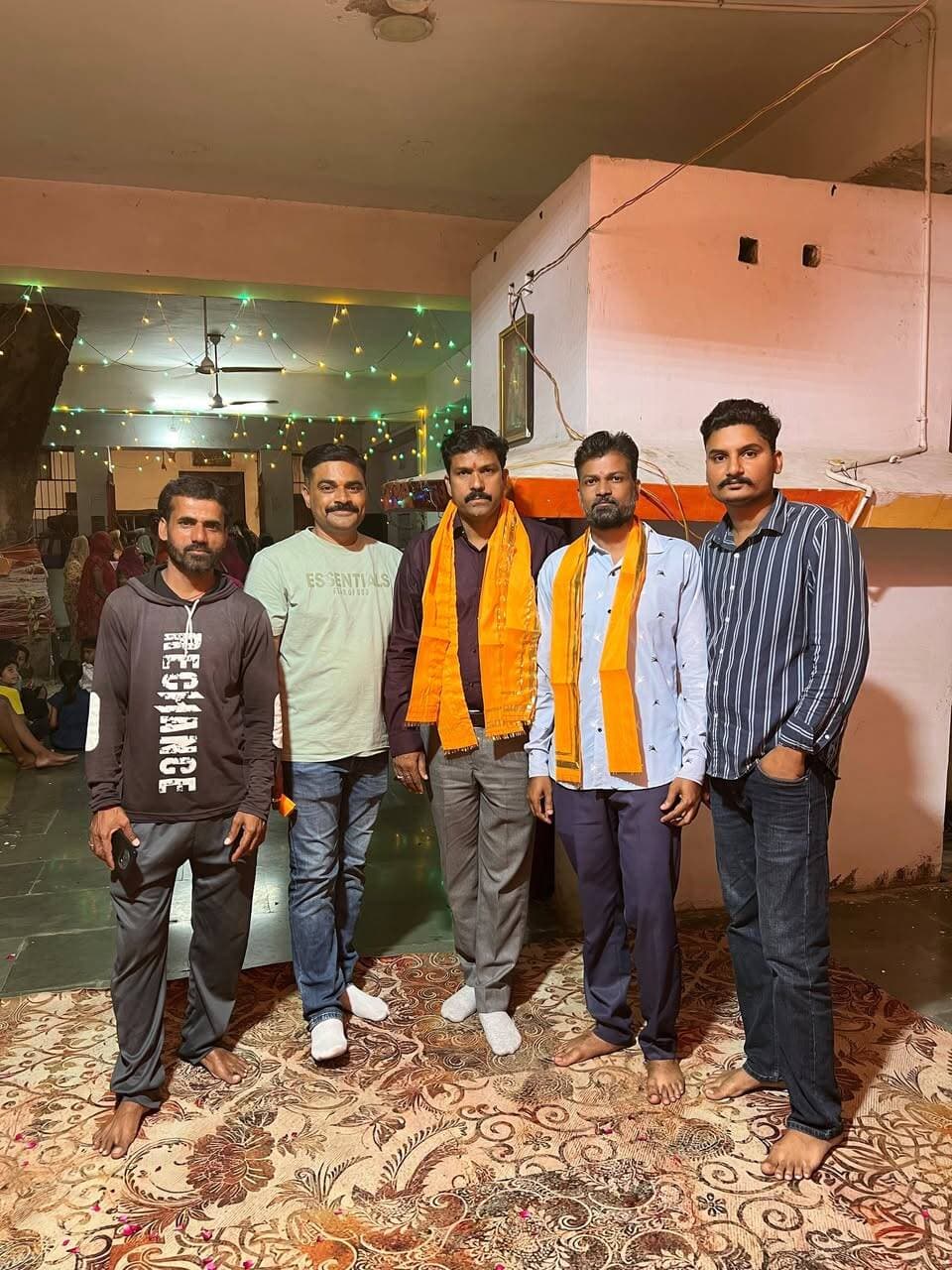 नवनिर्वाचित माकपा पार्षद राजेंद्र वसीटा का पगड़ी व उपर्णा पहनाकर अभिनंदन
माकपा चुनाव प्रभारी अनिल पणोंर ने बताया कि वार्ड नंबर 32 से माकपा के नवनिर्वाचित पार्षद राजेंद्र वसीटा का स्वराज्य नगर (माछला मंगरा) में आयोजित गणेश महोत्सव के दौरान स्वागत और अभिनंदन किया गया। इस अवसर पर स्वराज्य नगर मित्र मंडल द्वारा उन्हें पगड़ी और उपर्णा पहनाकर सम्मानित किया गया तथा वार्ड पार्षद निर्वाचित होने पर बधाई दी गई।
कार्यक्रम को संबोधित करते हुए पार्षद राजेंद्र वसीटा ने चुनाव प्रचार के दिनों को याद करते हुए कहा कि उन्होंने प्रचार के दौरान वार्डक्षेत्र के गणेशोत्सव में गणपति मूर्ति स्थापना का आह्वान किया था, जिसे स्वराज्य नगर मित्र मंडल ने उत्साह के साथ पूरा किया।उन्होंने कहा कि क्षेत्र में सभी नागरिकों को आपसी भाईचारे और सौहार्द के साथ धार्मिक व सांस्कृतिक कार्यक्रम आयोजित करने चाहिए, जिससे समाज में प्रेम और एकता का वातावरण मजबूत हो।
पार्षद वसीटा ने मुख्य अतिथि का आदर और सम्मान के लिए स्वराज्य नगर मित्र मंडल व स्थानीय निवासियों का आभार व्यक्त किया तथा वार्ड के विकास के लिए हरसंभव सहयोग का भरोसा दिलाया। इस दौरान स्वराज्य नगर मित्र मंडल के सदस्य व क्षेत्रवासी उपस्थित रहे।