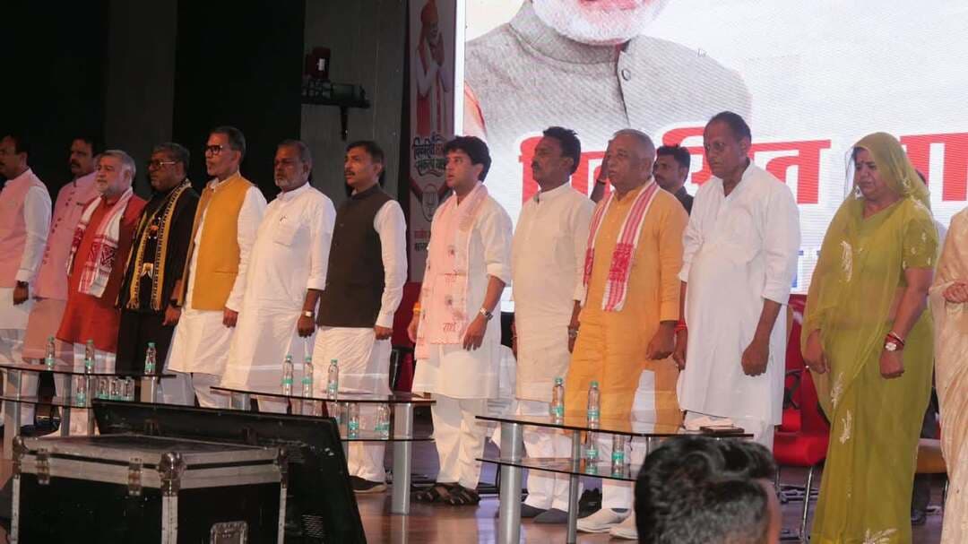 “सेवा-संकल्प अभियान”
पिछले 12 साल में देश की दिशा व दशा में बड़ा बदलाव आया है – केन्द्रीय मंत्री श्री सिंधिया
अधोसंरचनागत व मानव संसाधन विकास के साथ रोजगार के अवसरों का भण्डार बढ़ा
विकास के साथ भारत में हो रहा है विरासत सहेजने का काम
विकसित भारत संकल्प यात्रा के तहत आयोजित कार्यक्रम में शामिल हुए केन्द्रीय मंत्री श्री सिंधिया
प्रभारी मंत्री श्री सिलावट व मंत्री श्री कुशवाह ने भी की कार्यक्रम में सहभागिता
पिछले 12 साल में प्रधानमंत्री श्री नरेन्द्र मोदी के नेतृत्व में देश की दिशा व दशा में बड़ा बदलाव आया है। देश की आर्थिक तरक्की व सुनियोजित विकास में तेजी आने के साथ-साथ विश्व पटल पर भारत का परचम लहराया है। साथ ही भारत फिर से विश्व भर में आध्यात्मिक शक्ति के रूप में भी उभर रहा है। भारत में विकास के साथ विरासत को सहेजने का काम भी बखूबी ढंग से हो रहा है। इस आशय के विचार केन्द्रीय संचार एवं पूर्वोत्तर क्षेत्र विकास मंत्री श्री ज्योतिरादित्य सिंधिया ने व्यक्त किए। श्री सिंधिया “सेवा-संकल्प अभियान” के तहत आयोजित हो रहीं गतिविधियों के क्रम में रविवार को ग्वालियर में राजमाता विजयाराजे सिंधिया कृषि विश्वविद्यालय के दत्तोपंत ठेंगड़ी सभागार में आयोजित हुए विकसित भारत संकल्प यात्रा कार्यक्रम को संबोधित कर रहे थे। कार्यक्रम में जिले के प्रभारी मंत्री एवं जल संसाधन मंत्री श्री तुलसीराम सिलावट और सामाजिक न्याय एवं उद्यानिकी मंत्री श्री नारायण सिंह कुशवाह भी मंचासीन थे।
केन्द्रीय मंत्री श्री सिंधिया ने कहा कि प्रधानमंत्री श्री नरेन्द्र मोदी के नेतृत्व में देश में अधोसंरचनागत विकास व मानव संसाधन क्षमता में तेजी से बढ़ोत्तरी के साथ रोजगार के अवसरों का भण्डार बढ़ा है। प्रधानमंत्री श्री मोदी ने वैश्विक अवसरों को भारत में लाने का काम किया है। भारत अब विश्व की चौथी सबसे बड़ी आर्थिक शक्ति बन गया है। भारत से होने वाले निर्यात में भी बड़ा इजाफा हुआ है। श्री सिंधिया ने कहा कि अन्य क्षेत्रों के साथ-साथ रक्षा के क्षेत्र में भी तेजी के साथ निर्यात बढ़ा है। उन्होंने बताया कि पहले रक्षा के क्षेत्र में मात्र 40 हजार करोड़ रुपए का निर्यात होता था, जो अब बढ़कर डेढ़ लाख करोड़ रुपए से अधिक हो गया है। रफेल जैसे फाइटर जैट विमानों के कल-पुर्जे अब भारत की धरती पर बन रहे हैं।
विकसित भारत संकल्प यात्रा के तहत आयोजित हुए कार्यक्रम को संबोधित करते हुए केन्द्रीय मंत्री श्री सिंधिया ने कहा कि प्रधानमंत्री श्री नरेन्द्र मोदी के नेतृत्व में सरकार द्वारा लागू की गईं किसान हितैषी योजनाओं की बदौलत भारत अनाज उत्पादन में विश्व के तीन अग्रणी देशों में शामिल हो गया है। उन्होंने कहा कि प्रधानमंत्री श्री मोदी ने किसानों के हित में किसान सम्मान निधि जैसी कल्याणकारी योजना शुरू की है। इस योजना को आगे बढ़ाते हुए मुख्यमंत्री डॉ. मोहन यादव के नेतृत्व में मध्यप्रदेश सरकार भी भारत सरकार की तरह किसानों के खाते में धनराशि पहुँचा रही है। रिन्यूवल एनर्जी (अक्षय ऊर्जा) के क्षेत्र में भी भारत में क्रांतिकारी बदलाव आया है। उन्होंने कहा प्रधानमंत्री श्री नरेन्द्र मोदी के नेतृत्व में भारत विश्व भर में आध्यात्मिक शक्ति के रूप में उभर रहा है। प्रधानमंत्री की पहल पर पूरे विश्व में अंतर्राष्ट्रीय योग दिवस मनाया जाता है।
केन्द्रीय मंत्री श्री सिंधिया ने ग्वालियर में केन्द्र व राज्य सरकार द्वारा स्वीकृत किए गए बड़े-बड़े विकास कार्यों का उल्लेख करते हुए कहा कि ग्वालियर में शीघ्र ही लगभग 5500 करोड़ रुपए की लागत से टेलीकॉम मैन्युफैक्चरिंग जोन स्थापित होने जा रहा है। जिससे 18 हजार लोगों को प्रत्यक्ष रोजगार मिलेगा।
विकसित भारत संकल्प यात्रा के तहत आयोजित हुए इस कार्यक्रम में मंत्रिगण श्री तुलसीराम सिलावट व श्री नारायण सिंह कुशवाह, जीडीए के अध्यक्ष श्री मधुसूदन सिंह भदौरिया, साडा अध्यक्ष श्री अशोक शर्मा, विधायक श्री मोहन सिंह राठौर, नगर निगम सभापति श्री मनोज तोमर, भाजपा जिला अध्यक्ष श्री जयप्रकाश राजौरिया, पूर्व मंत्रिगण श्रीमती माया सिंह, श्रीमती इमरती देवी व श्री ध्यानेन्द्र सिंह मामा, साडा उपाध्यक्ष श्री हरीश मेवाफरोश, पूर्व विधायक श्री मुन्नालाल गोयल, पूर्व महापौर श्रीमती समीक्षा गुप्ता तथा सर्वश्री वेदप्रकाश शर्मा, अभय चौधरी, कमल माखीजानी, धर्मेंद्र तोमर, जवाहर प्रजापति, राजू पलैया, श्रीमती सुमन शर्मा, श्रीमती रेशू राजावत व श्री बिरजू शिवहरे सहित अन्य जनप्रतिनिधिगण मौजूद थे।
कार्यक्रम का शुभारंभ राष्ट्रगीत वंदे मातरम् के गायन एवं राष्ट्रगान जन-गण-मन के गायन के साथ हुआ। कार्यकम्रम का संचालन श्री सतेन्द्र शर्मा द्वारा किया गया।
#gwalior
PRO Gwalior
Jansampark Madhya Pradesh