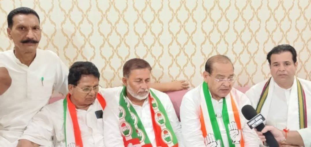 नेता प्रतिपक्ष यशपाल आर्य ने विकास के वास्ते राशिदा बेगम के पक्ष में मतदान करने की जनता से कि अपील
किच्छा। नेता प्रतिपक्ष यशपाल आर्य ने सिरौली कला से पालिका अध्यक्ष पद की कांग्रेस प्रत्याशी श्रीमती राशिदा बेगम पत्नी श्री सईदुल रहमान के निवास स्थान पहुंच कर सिरौली कला की जनता से आगामी 22 सितंबर को कांग्रेस के पक्ष में मतदान करने की अपील की।
नेता प्रतिपक्ष यशपाल आर्य ने चुनावी भ्रमण के दौरान सिरौली कला नगर पालिका परिषद से कांग्रेस की अध्यक्ष पद की प्रत्याशी राशिदा बेगम के सिरौली कला निवास पर पहुंच कर पत्रकार वार्ता के दौरान उन्होंने सिरौली कला की जनता से अपील करते हुए कहा थी आपसी भाईचारा एकता और सामाजिक सौहार्द को बनाए रखने के लिए एव सिरौली कला के संपूर्ण विकास के लिए कांग्रेस की अधिकृत प्रत्याशी राशिदा बेगम को विजयी बनाएं। नेता प्रतिपक्ष यशपाल आर्य ने कहा कि सिरौली कला नवीन नगर पालिका परिषद के अध्यक्ष एवं सभासद के प्रथम चुनाव में कांग्रेस के प्रत्याशियों को कमान सौपे ताकि संपूर्ण क्षेत्र का विकास हो सके कांग्रेस का मतलब विकास का रास्ता है तथा सामाजिक सौहार्द,आपसी एकता और भाईचारा को मजबूत करने के लिए कांग्रेस के पक्ष में मतदान कर सामाजिक सौहार्द को मजबूत करने का काम करे। इस मौके पर कांग्रेस जिला अध्यक्ष हिमांशु गाबा पूर्व जिला अध्यक्ष नारायण सिंह बिष्ट, प्रदेश कांग्रेस महामंत्री डॉ गणेश उपाध्याय ,जिला उपाध्यक्ष एन यू खान, सिरौली कला नगर कांग्रेस के कार्यकारी अध्यक्ष तस्लीम रजा, हसनैन मलिक, फिरदौस सलमानी आदि।