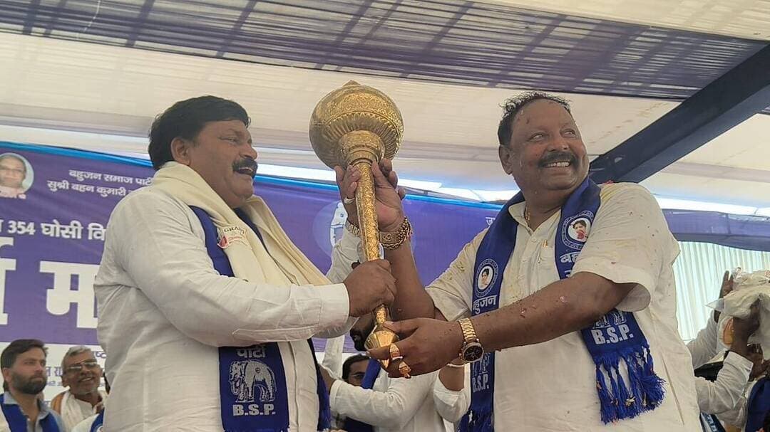 बसपा ने मऊ जनपद में सिस्टम फॉलो करने वाले तीन विधानसभाओं में घोषित किया अपना प्रत्याशी, जिसमें सबसे अधिक घोसी विधानसभा में जनता का दिखा जन सैलाब, अजय जायसवाल के आगे फीके पड़ गए मुहम्मदाबाद गोहना और मधुबन के प्रत्याशी....
मऊ। विधानसभा चुनाव 2027 को लेकर बहुजन समाज पार्टी ने जिले में अपनी चुनावी तैयारियां तेज कर दी हैं। पार्टी ने मऊ की चार विधानसभा सीटों में से तीन पर अपने प्रभारी प्रत्याशियों के नाम घोषित कर दिए हैं। इनमें घोसी विधानसभा से अजय जायसवाल, मुहम्मदाबाद गोहना (सुरक्षित) से अक्षयदीप उर्फ जेके आजाद और मधुबन से पार्टी द्वारा भरत सिंह भैया घोषित प्रत्याशी शामिल हैं। घोसी में अजय जायसवाल के समर्थन में आयोजित कार्यक्रम में बड़ी संख्या में कार्यकर्ताओं और समर्थकों की मौजूदगी चर्चा का विषय रही। अब मधुबन और मुहम्मदाबाद गोहना में समर्थकों की भीड़ न होना कई सवाल खड़े कर रहे हैं,
मुहम्मदाबाद गोहना विधानसभा में प्रत्याशी घोषित होते ही जे.के. आज़ाद का बहुजन समाज पार्टी के कार्यकर्ता ही बाहरी भगाओ का नारा लगाते हुए विरोध शुरू कर दिए थे. तो मधुबन में भरत सिंह को प्रत्याशी घोषित होते ही जनता कुर्सी छोड़ कर चली गई थी, लेकिन घोसी की भीड़ अजय जायसवाल की लोकप्रियता को दिखा रही हैं की अजय जायसवाल तीनो घोषित प्रत्याशी में लोकप्रिय साबित होंगे.