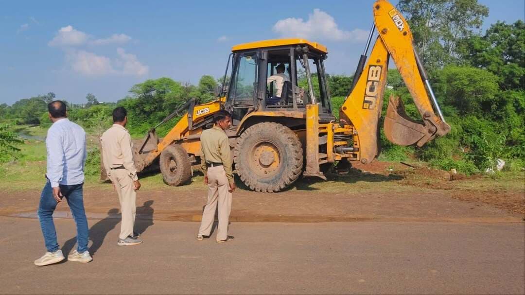 ग्राम पछारी में शासकीय भूमि से हटाया गया अवैध अतिक्रमण
अतिक्रमण मुक्त कराई गई करीब 60 लाख रुपये मूल्य की शासकीय भूमि
--
कलेक्टर श्री साकेत मालवीय के निर्देशन में जिले में शासकीय भूमियों को अतिक्रमण मुक्त कराने के लिए अभियान निरंतर जारी है। इसी क्रम में तहसीलदार अशोकनगर श्री संतोष धाकड़ द्वारा ग्राम पछारी में शासकीय रास्ते एवं नाले की भूमि पर किए गए अवैध अतिक्रमण को हटाने की कार्रवाई की गई।
तहसीलदार न्यायालय अशोकनगर के आदेश के परिपालन में रविवार को राजस्व अमला मौके पर पहुंचा और कार्रवाई करते हुए शासकीय भूमि पर की गई तार फेंसिंग को हटाकर भूमि को अतिक्रमण मुक्त कराया।
प्राप्त जानकारी के अनुसार ग्राम पछारी स्थित सर्वे क्रमांक 278, जो नोईयत रास्ता है, के कुल रकबे 0.146 हेक्टेयर में से 0.021 हेक्टेयर भूमि पर अनावेदक कमल पुत्र मोहनलाल शर्मा, निवासी अशोकनगर द्वारा तार फेंसिंग कर अतिक्रमण किया गया था। इसी प्रकार सर्वे क्रमांक 293, जो नोईयत नाला है, के कुल रकबे 0.773 हेक्टेयर में से 0.251 हेक्टेयर शासकीय नाले की भूमि पर भी अवैध कब्जा किया गया था। तहसीलदार के नेतृत्व में
राजस्व अमले द्वारा दल-बल के साथ मौके पर पहुंचकर तार फेंसिंग हटाई गई तथा दोनों शासकीय भूमियों को अतिक्रमण से मुक्त कराया गया। प्रशासन द्वारा अतिक्रमण मुक्त कराई गई शासकीय भूमि का अनुमानित बाजार मूल्य लगभग 60 लाख रुपये आंका गया है।
जिला प्रशासन द्वारा स्पष्ट किया गया है कि शासकीय रास्ते, नाला, चरनोई सहित अन्य शासकीय भूमियों पर अवैध अतिक्रमण करने वालों के विरुद्ध नियमानुसार कार्रवाई निरंतर जारी रहेगी। शासकीय संपत्ति की सुरक्षा एवं सार्वजनिक उपयोग की भूमियों को अतिक्रमण मुक्त रखने के लिए राजस्व अमले द्वारा प्रभावी कार्रवाई सुनिश्चित की जा रही है।
#ashoknagar