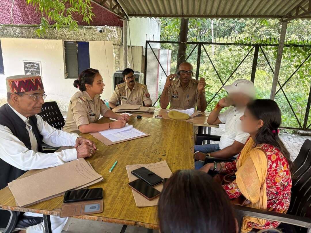 मऊ में परिवार परामर्श समिति की बैठक, 10 मामलों में 4 का निस्तारण
मऊ में मिशन शक्ति 5.0 के द्वितीय चरण के तहत पुलिस कार्यालय में परिवार परामर्श समिति की बैठक आयोजित की गई। बैठक में कुल 10 मामले समिति के सामने रखे गए। समिति के सदस्यों के प्रयास से 4 मामलों का निस्तारण किया गया, जिनमें 2 मामलों में सुलह हुई, जबकि 2 मामले बंद किए गए। सुलह वाले मामलों में माधुरी तिवारी पत्नी संजीव तिवारी और आरती शर्मा पत्नी राहुल शर्मा शामिल हैं। वहीं, शेष मामलों की सुनवाई के लिए अगली तारीख 27 सितंबर 2026 निर्धारित की गई है। बैठक में सेवानिवृत्त डीएसपी बृजराज सिंह सिसोदिया सहित पुलिस विभाग के अधिकारी और महिला पुलिसकर्मी मौजूद रहे।