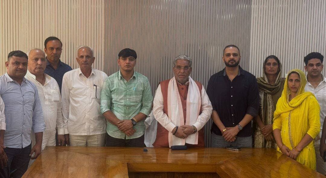 खेलों को बढ़ावा देने के लिए हर स्तर पर खिलाडिय़ों को मिलें बेहतर अवसर - कैबिनेट मंत्री कृष्ण लाल पंवार
एमेच्योर कबड्डी एसोसिएशन हरियाणा की बैठक में खेल गतिविधियों को विस्तार देने पर मंथन
कबड्डी को नई ऊंचाइयों तक पहुंचाने के लिए पदाधिकारियों ने बनाई रणनीति
दिसंबर में होगा एसोसिएशन की प्रबंधक समिति का त्रिवार्षिक चुनाव
मडलौडा स्थित पंचायत एवं खनन मंत्री एवं एमेच्योर कबड्डी एसोसिएशन हरियाणा के अध्यक्ष कृष्ण लाल पंवार के कार्यालय में रविवार को एसोसिएशन की गवर्निंग बॉडी की बैठक आयोजित हुई। बैठक की अध्यक्षता एसोसिएशन के अध्यक्ष कृष्ण लाल पंवार ने की। इसमें एसोसिएशन के विभिन्न पदाधिकारियों एवं जिलों से पहुंचे सदस्यों ने भाग लिया। बैठक में प्रदेश में खेलों को बढ़ावा देने, खिलाडिय़ों को बेहतर अवसर उपलब्ध कराने तथा एसोसिएशन की आगामी गतिविधियों को लेकर सकारात्मक एवं विस्तृत चर्चा की गई। बैठक में पंचायत एवं खनन मंत्री तथा एमेच्योर कबड्डी एसोसिएशन हरियाणा के अध्यक्ष कृष्ण लाल पंवार ने कहा कि प्रदेश में खेल प्रतिभाओं की कोई कमी नहीं है। ग्रामीण क्षेत्रों में भी बड़ी संख्या में प्रतिभाशाली खिलाड़ी मौजूद हैं, जिन्हें उचित मंच और बेहतर अवसर उपलब्ध करवाने की आवश्यकता है।
कैबिनेट मंत्री ने कहा कि खेल केवल शारीरिक क्षमता का माध्यम नहीं, बल्कि अनुशासन, आत्मविश्वास और टीम भावना को मजबूत करने का प्रभावी माध्यम भी हैं। प्रदेश में कबड्डी सहित सभी खेलों को बढ़ावा देने के लिए मिलकर निरंतर प्रयास किए जाएंगे।
उन्होंने कहा कि खिलाडिय़ों को बेहतर प्रशिक्षण, प्रतियोगिताओं में भाग लेने के अवसर और उनकी प्रतिभा को आगे बढ़ाने के लिए आवश्यक सहयोग उपलब्ध करवाना एसोसिएशन की प्राथमिकताओं में शामिल है। उन्होंने पदाधिकारियों से आह्वान किया कि वे जमीनी स्तर पर खेल प्रतिभाओं की पहचान कर उन्हें आगे बढ़ाने के लिए प्रभावी प्रयास करें, ताकि हरियाणा के खिलाड़ी राष्टï्रीय और अंतरराष्ट्रीय स्तर पर प्रदेश का नाम रोशन कर सकें।
बैठक में एसोसिएशन की पिछली बैठक की कार्यवाही रिपोर्ट की पुष्टि की गई। इसके अलावा एसोसिएशन के रिकॉर्ड के अनुसार प्रबंधक समिति के वर्ष 2026-2029 के लिए प्रस्तावित त्रिवार्षिक चुनाव को लेकर विचार-विमर्श किया गया।
बैठक में बताया गया कि प्रबंधक समिति का चुनाव दिसंबर माह में होना प्रस्तावित है। प्रबंधक समिति के चुनाव को सुचारु एवं पारदर्शी ढंग से संपन्न करवाने के लिए चुनाव अधिकारी और सहायक चुनाव अधिकारी की नियुक्ति पर भी चर्चा की गई।
बैठक में बताया गया कि दोनों पदों के लिए सहमति पत्र प्राप्त हो चुके हैं। इसके साथ ही एसोसिएशन के सामान्य निकाय के सदस्यों की सूची तैयार किए जाने तथा इसके प्रकाशन को लेकर भी विचार-विमर्श किया गया। बैठक में एथलीट खेल आयोग में दो खिलाडिय़ों के नाम भेजने के विषय पर भी चर्चा हुई। इसके लिए उत्कृष्ट सेवा देने वाले खिलाडिय़ों के नाम प्राप्त कर लिए गए हैं। उपलब्ध सूची में से दो खिलाडिय़ों के नाम आयोग को भेजने पर पदाधिकारियों ने विचार किया।
बैठक में महासचिव नसीब जांगू, सहसचिव कुलदीप सिंह, कोषाध्यक्ष अनिल राठी, उपप्रधान धीरेन्द्र मलिक, संगीता, श्वेता, अंतरराष्ट्रीय कबड्डी खिलाड़ी एवं पंचकूला के सचिव राजेश नरवाल, परमजीत दलाल, विकास चहल, विनोद कुमार सहित विभिन्न जिलों से पहुंचे सदस्य मौजूद रहे। सोसाइटी सलाहकार सुरेंद्र जांगरा, जितेंद्र सहित अन्य पदाधिकारियों ने भी बैठक में भाग लिया।