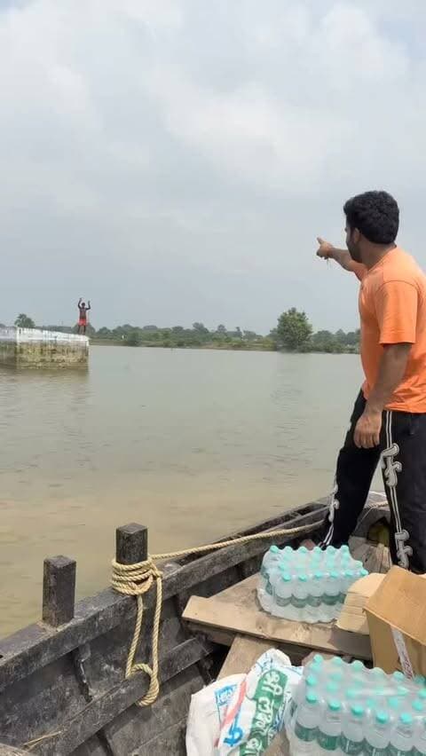 बिहार में सामग्री वितरण कर लोगों को सहयोग मिला आशीर्वाद
बिहार: बिहार में सामग्री वितरण करते हुए स्थानीय लोगों को सहयोग प्रदान किया गया। इस दौरान लोगों ने वितरकों को आशीर्वाद दिया, जिससे सामाजिक सद्भाव और सहयोग का माहौल बना।
इस पहल के तहत जरूरतमंदों तक आवश्यक सामग्री पहुँचाई गई, जिससे उनकी सहायता हुई। स्थानीय निवासियों ने इस प्रयास की सराहना की और इसे सकारात्मक कदम बताया।