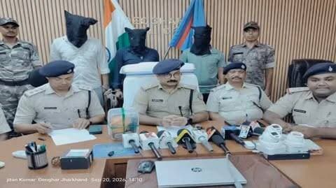 देवघर : रंगदारी मांगने वाले गिरोह के 3 सदस्य गिरफ्तार
देवघर : बाबा बैद्यनाथ मंदिर के पास शिवगंगा इलाके में अस्थायी दुकानदारों और व्यवसायियों से रंगदारी मांगने और धमकी देने के मामलों में देवघर पुलिस ने तीन आरोपियों गौरव झा (26), निहाल मिश्रा (26) और विक्रम कुमार चौरसिया (25) को गिरफ्तार किया है। एसपी प्रवीण पुष्कर ने प्रेस कॉन्फ्रेंस में बताया कि आरोपियों ने रंगदारी न देने पर जान से मारने की धमकी भी दी।
पुलिस ने आरोपियों के खिलाफ चार केस दर्ज किए हैं और सदर एसडीओ के नेतृत्व में तीन टीमें बनाकर छापेमारी की गई। दो आरोपी जमशेदपुर के साकची में छिपे पाए गए जिन्हें साकची पुलिस की मदद से गिरफ्तार किया गया। पुलिस ने आरोपियों की निशानदेही पर एक देसी पिस्टल, दो जिंदा कारतूस, सीसीटीवी कैमरा और डीवीआर बरामद किए। गौरव झा और निहाल मिश्रा के खिलाफ पहले से भी आपराधिक मामले दर्ज हैं, जिनमें से एक में उन्हें आजीवन कारावास की सजा मिली है।
पुलिस इस पूरे मामले मे