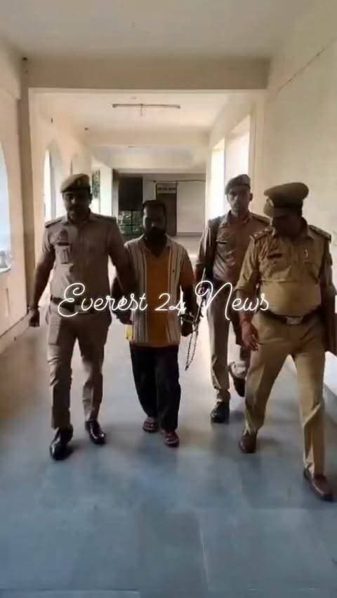 बागपत: पुलिस की गिरफ्त में हत्यारोपी महंत नरेशनाथ
दो दोस्तों की हत्या के मामले में 25 हजार रुपये का इनामी आरोपी गिरफ्तार
➡️ बागपत के चांदीनगर थाना क्षेत्र में दो दोस्तों अंकित और इसरार की हत्या के मामले में फरार चल रहे मुख्य आरोपी नरेश कुमार उर्फ नरेशनाथ को पुलिस ने गिरफ्तार कर लिया है।
➡️ पुलिस के मुताबिक, चांदीनगर पुलिस, स्वाट बागपत और सर्विलांस सेल की संयुक्त टीम ने आरोपी को पश्चिम बंगाल के नार्थ-24 परगना स्थित बागुईआटी थाना क्षेत्र के श्री गोरखनाथ मंदिर से 18 सितंबर 2026 को गिरफ्तार किया।
➡️ नरेशनाथ पर पुलिस अधीक्षक बागपत की ओर से 25 हजार रुपये का इनाम घोषित था। गिरफ्तारी के बाद उसे ट्रांजिट रिमांड पर लेकर बागपत लाया गया।
➡️ पुलिस के अनुसार, मामले में गिरफ्तार आरोपी उज्ज्वल की निशानदेही पर 13 अगस्त को ग्राम लहचौड़ा स्थित गणेश मंदिर परिसर से अंकित और इसरार के शव बरामद किए गए थे।
➡️ पुलिस प्रेसनोट के मुताबिक, जांच में नरेशनाथ की भूमिका सामने आने के बाद उसके खिलाफ मुकदमे में संबंधित धाराओं की बढ़ोतरी की गई और उसकी गिरफ्तारी के लिए टीम गठित की गई थी।
➡️ पुलिस का दावा है कि घटना में आरोपियों ने दोनों युवकों को पहले नशीली गोलियां खिलाईं, इसके बाद जहरीला इंजेक्शन लगाया और हत्या कर शवों को मंदिर परिसर में गड्ढा खोदकर दबा दिया।
📍 बागपत | चांदीनगर
#Baghpat #Chandinagar #BreakingNews #Narshanath #MurderCase #UPPolice #BaghpatPolice #CrimeNews
