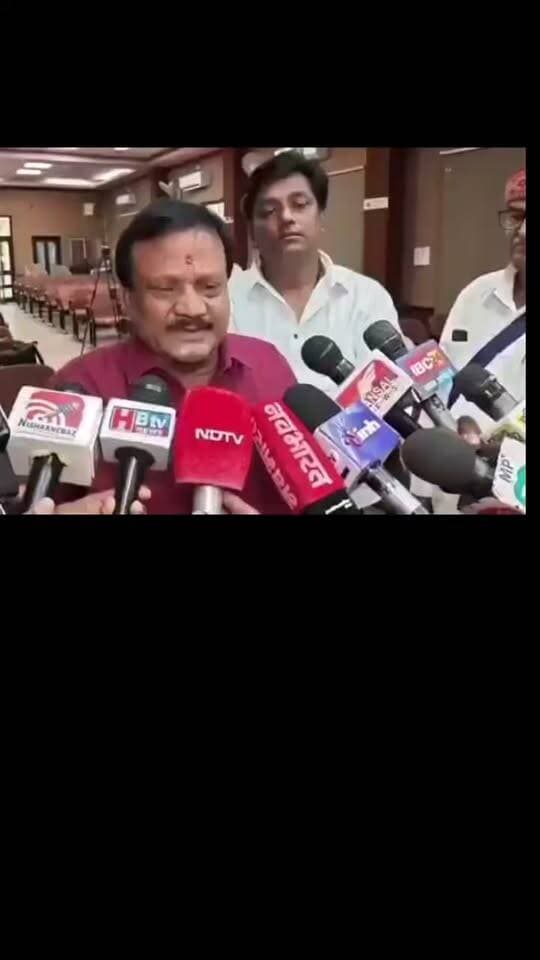 इंदौर में पुलिस अधिकारी को लेकर सज्जन सिंह वर्मा की विवादित टिप्पणी!
राहुल गांधी के ‘छात्रों की गूंज’ कार्यक्रम के दौरान पुलिस अधिकारी और आयोजकों के बीच हुई कथित नोकझोंक को लेकर कांग्रेस नेता सज्जन सिंह वर्मा ने तीखा बयान दिया।
सज्जन वर्मा ने कहा—
“तेरे बाप का कार्यक्रम नहीं है, राहुल गांधी का कार्यक्रम है… 10 गुना भीड़ आएगी।”
उन्होंने अधिकारी पर तंज कसते हुए यह भी कहा कि “कई सिंघम आए और चले गए… ये इंदौर है प्यारे।”
बताया गया है कि कार्यक्रम से पहले मंच पर पुलिस अधिकारी और राहुल गांधी की टीम के बीच बहस की स्थिति बनी थी, जिसका वीडियो भी सामने आया।
#Indore #SajjanSinghVerma #RahulGandhi #MadhyaPradesh #Congress #ChhatronKiGoonj