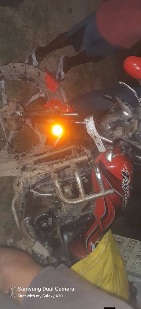 ट्रक की टक्कर से बाइक सवार की मौ*त
#Mau #maunews #accident
खानपुर चट्टी के पास रविवार रात हादसा
मऊ। सरायलखंसी थाना क्षेत्र के खानपुर चट्टी के पास रविवार रात ट्रक और बाइक की टक्कर में बाइक सवार व्यक्ति की मौत हो गई। हादसे के बाद मौके पर स्थानीय लोगों की भीड़ जुट गई। लोगों ने घायल को तत्काल जिला अस्पताल पहुंचाया, जहां चिकित्सकों ने उसे मृत घोषित कर दिया।
मृतक की पहचान योगेंद्र प्रजापति (42) पुत्र बालकिशुन प्रजापति, निवासी उमती गांव, थाना रानीपुर के रूप में हुई है।
