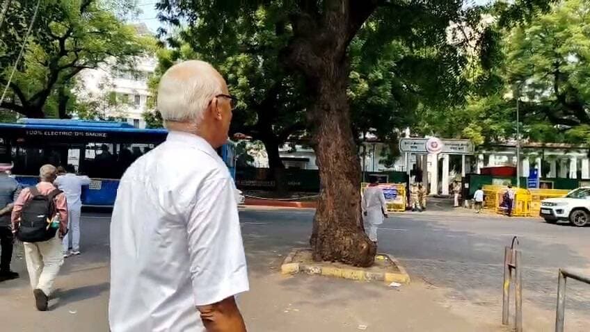 जंतर-मंतर से बड़ी खबर! दलित चिंतक एड. राजेंद्र राम की ग्राउंड रिपोर्ट—सरकार से 3 हफ्ते की बातचीत तय?
दिल्ली - संसद मार्ग थाना
सवर्ण समाज से जुड़े UGC रोलबैक और EWS सरलीकरण समेत अन्य मुद्दों को लेकर दिल्ली पहुंचे दलित चिंतक एवं अधिवक्ता राजेंद्र राम ने संसद मार्ग थाने से मऊ लाइव को अपनी रिपोर्टिंग के जरिए अहम जानकारी दी।
राजेंद्र राम के मुताबिक, क्षत्रिय करणी सेना के प्रतिनिधिमंडल और सरकार के बीच बातचीत हुई है। सरकार की ओर से संबंधित मांगों और मुद्दों पर विचार के लिए तीन सप्ताह का समय लिया गया है और इसके बाद दोबारा बैठक की बात कही गई है।
वहीं, केंद्रीय मंत्री जेपी नड्डा ने भी सोशल मीडिया पोस्ट में प्रतिनिधिमंडल के साथ बैठक और तीन सप्ताह के भीतर पुनः बैठक की जानकारी दी है। इसी बातचीत के बाद 20 सितंबर को प्रस्तावित UGC रोलबैक सवर्ण महापंचायत को स्थगित किया गया।
लेकिन पूरी कहानी क्या है?
सरकार और प्रतिनिधिमंडल के बीच क्या बातचीत हुई?
UGC रोलबैक और EWS सरलीकरण को लेकर आगे क्या होगा?
संसद मार्ग थाने से सुनिए एड. राजेंद्र राम की जुबानी पूरी कहानी…
साथ में देखिए सरकार की ओर से X पर दी गई जानकारी भी।
#RajendraRam #UGCRollback #UGC #EWS #JantarMantar #KarniSena #DelhiNews #MauLive #BreakingNews #UGCNews