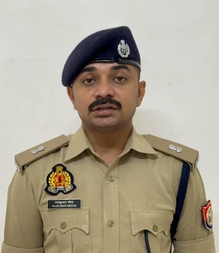 मीरजापुर में चला 12 घंटे का ऑपरेशन चक्रव्यूह, 21 वांछित/वारंटी गिरफ्तार
#TodayMirzapur #MirzapurPolice #OperationChakravyuh #SPMirzapur #AparnaRajatKaushik #BreakingNews #UPPolice #MirzapurNews #WarrantArrest #CrimeNews