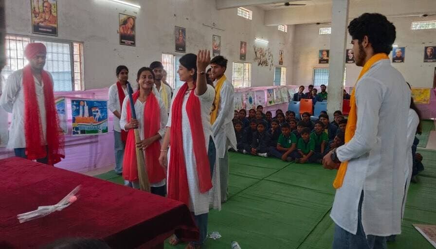चित्रों और भाषणों में साकार हुआ ‘विकसित भारत’ का सपना
‘सेवा संकल्प अभियान’ के अंतर्गत सेजेस जामकोटपारा में ‘मेरे सपनों का भारत’ विषय पर चित्रकला एवं भाषण प्रतियोगिता सहित विभिन्न गतिविधियों का आयोजन किया गया।
विद्यार्थियों ने अपनी रचनात्मकता और विचारों के माध्यम से सेवा, स्वच्छता, डिजिटल भारत और विकसित भारत 2047 की कल्पना को प्रभावशाली ढंग से प्रस्तुत किया। नाटक के माध्यम से स्वच्छता का संदेश भी दिया गया।
चित्रकला प्रतियोगिता में आयुष सिंह ने प्रथम एवं इशांत देवांगन ने द्वितीय स्थान प्राप्त किया। भाषण प्रतियोगिता में करनदीप प्रथम एवं तोशन दीवान द्वितीय रहे।
विद्यार्थियों की प्रस्तुतियों ने सेवा, स्वच्छता, अनुशासन और राष्ट्र निर्माण के प्रति उनकी सोच को सामने रखा।
#सेवा_संकल्प_अभियान #SevaSankalpAbhiyan #SevaSankalp #JanSeva #JanBhagidari ViksitChhattisgarh SevaSeVikas आशीर्वाद_का_दीया