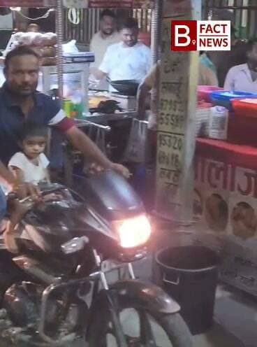 बहराइच: त्योहारों को लेकर पुलिस अलर्ट, सुरक्षा नियमों का उल्लंघन करने पर कई ठेले-खोमचे वालों के गैस सिलेंडर जब्त
आगामी त्योहारों के मद्देनजर बहराइच में पुलिस-प्रशासन पूरी तरह अलर्ट मोड पर आ गया है। शहर में शांति और सुरक्षा व्यवस्था कायम रखने के साथ-साथ किसी भी अप्रिय घटना को रोकने के लिए पुलिस कड़े कदम उठा रही है।
इसी कड़ी में आज शाम नगर कोतवाल दलबल के साथ शहर के व्यस्त इलाकों में सुरक्षा का जायजा लेने निकले, जहां नियमों की अनदेखी करने वालों पर सख्त कार्रवाई देखने को मिली।
त्योहारों के दौरान शहर में किसी भी तरह का हादसा या सुरक्षा में चूक न हो, इसके लिए बहराइच पुलिस पूरी तरह मुस्तैद है। आज शाम नगर कोतवाल के नेतृत्व में पुलिस बल ने शहर के प्रमुख मार्गों और संवेदनशील इलाकों का गहन निरीक्षण किया।
भ्रमण के दौरान जब पुलिस टीम पीपल तिराहा स्थित गुरुद्वारे के पास पहुंची, तो वहां कई ठेले और खोमचे वाले सुरक्षा मानकों को ताक पर रखकर अवैध रूप से गैस सिलेंडरों का इस्तेमाल करते पाए गए।
व्यस्त इलाके और भीड़भाड़ वाले स्थान पर इस तरह सिलेंडरों का असुरक्षित उपयोग किसी बड़े हादसे को न्योता दे सकता था।
मामले की गंभीरता को देखते हुए पुलिस ने तत्काल कार्रवाई की और सुरक्षा नियमों का उल्लंघन कर रहे ठेले-खोमचे वालों से कई गैस सिलेंडर जब्त कर लिए।