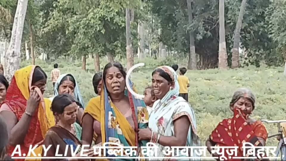 सोन नदी में मछली पकड़ने गए 52 वर्षीय नरेश साव की डूबने से मौत, परिवार पर टूटा दुखों का पहाड़
अरवल: अरवल जिला के मदन सिंह के टोला निवासी 52 वर्षीय नरेश साव की सोन नदी में डूबने से मौत हो गई। घटना के बाद पूरे इलाके में मातम पसरा हुआ है। बताया जा रहा है कि नरेश साव मछली पकड़ने के लिए सोन नदी में गए थे। इसी दौरान अचानक वह गहरे पानी में चले गए और डूब गए।
घटना की सूचना मिलते ही टाउन थाना पुलिस मौके पर पहुंची। थाना अध्यक्ष दरबारी चौधरी पुलिस बल के साथ घटनास्थल पर पहुंचे और एनडीआरएफ टीम की मदद से नदी में नरेश साव की तलाश शुरू कराई गई। काफी मशक्कत और तलाश के बाद उनका शव नदी से बरामद किया गया।
शव को अरवल पोस्टमार्टम हाउस लाया गया, जहां आवश्यक प्रक्रिया के बाद पोस्टमार्टम कराया गया। पोस्टमार्टम के पश्चात पुलिस ने शव को अंतिम संस्कार के लिए परिजनों को सौंप दिया।
नरेश साव अपने परिवार के एकमात्र कमाने वाले सहारे बताए जा रहे हैं। उनके परिवार में पत्नी, तीन बेटे और दो बेटियां हैं। अचानक हुई इस मौत से परिवार पर दुखों का पहाड़ टूट पड़ा है। जिस व्यक्ति के सहारे पूरा परिवार अपनी जिंदगी चला रहा था, उसके चले जाने से परिवार के सामने आर्थिक संकट भी खड़ा हो गया है।
घटना ने इलाके के लोगों को भी झकझोर कर रख दिया है। परिजनों का रो-रोकर बुरा हाल है। स्थानीय लोगों ने पीड़ित परिवार के प्रति संवेदना व्यक्त करते हुए प्रशासन से हरसंभव सहायता की मांग की है।
ईश्वर दिवंगत आत्मा को शांति दें और शोकाकुल परिवार को इस अपार दुख को सहने की शक्ति प्रदान करें।