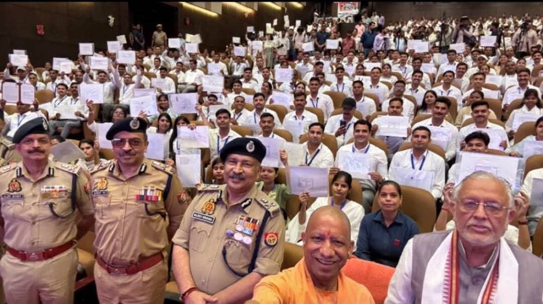 लखनऊ: खुशी का पल कैमरे में कैद
सीएम योगी आदित्यनाथ जी ने 912 चयनित अभ्यर्थियों को नियुक्ति-पत्र वितरण के बाद सेल्फी ली
फ्रेम में DGP राजीव कृष्ण, ADG लॉ एंड ऑर्डर अमिताभ यश, DG PAC आलोक सिंह, ACS होम संजय प्रसाद और मंत्री सुरेश खन्ना भी रहे #lucknow #viralpost