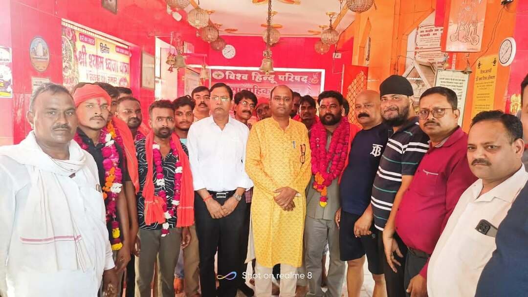 धनोखर से वैष्णो देवी साइकिल यात्रा रवाना, भाजपा नेता मनोज श्रीवास्तव और डॉ. सतीश चंद्रा ने दिखाई हरी झंडी
धनोखर हनुमान मंदिर से 15 श्रद्धालुओं का जत्था साइकिल से वैष्णो देवी रवाना, भाजपा नेताओं ने झंडा दिखाकर किया शुभारंभ। #Barabanki #VaishnoDeviYatra #CycleYatra