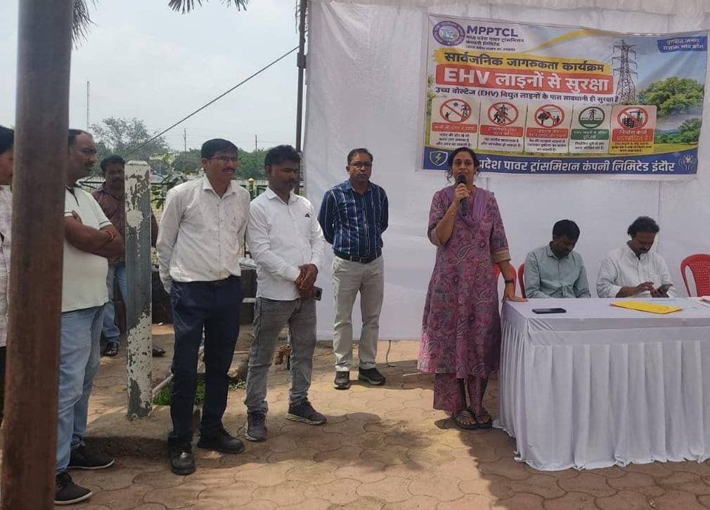 *इंदौर में ट्रांसमिशन लाइन कॉरिडोर में निर्माण के खतरों से आगाह करने हेतु एमपी ट्रांसको के जन-जागरूकता अभियान को मिला व्यापक समर्थन*
--
*क्षेत्रीय पार्षद स्वयं आगे आए, नागरिकों को किया विद्युत सुरक्षा के प्रति जागरूक*
इंदौर 20 सितम्बर 2026
प्रदेश शासन के उपक्रम मध्य प्रदेश पावर ट्रांसमिशन कंपनी (एमपी ट्रांसको) द्वारा इंदौर में ट्रांसमिशन लाइनों के प्रतिबंधित कॉरिडोर में किए जा रहे निर्माण कार्यों के खतरों के प्रति नागरिकों को जागरूक करने के लिए चलाए जा रहे जन-जागरूकता अभियान को व्यापक जनसमर्थन मिल रहा है। इसी क्रम में खजराना क्षेत्र में आयोजित एक जन-जागरूकता कार्यक्रम में क्षेत्रीय पार्षद श्री उस्मान पटेल स्वयं आगे आए और नागरिकों को ट्रांसमिशन लाइनों के निकट निर्माण कार्यों से होने वाले संभावित हादसों एवं जोखिमों के प्रति सचेत किया। उन्होंने नागरिकों से निर्धारित सुरक्षा दूरी बनाए रखने तथा आवश्यक सुरक्षा मानकों का पालन करने की अपील की।
यह कार्यक्रम मुख्य अभियंता श्री डी.के. अग्रवाल के मार्गदर्शन एवं अतिरिक्त मुख्य अभियंता श्रीमती नीलम खन्ना की पहल पर घनी आबादी वाले खजराना क्षेत्र में आयोजित किया गया।
*क्षेत्रीय पार्षद ने स्वयं संभाली जागरूकता की जिम्मेदारी*
जन-सुरक्षा से जुड़े इस महत्वपूर्ण विषय की गंभीरता को देखते हुए क्षेत्रीय पार्षद श्री उस्मान पटेल ने अभियान में सक्रिय भागीदारी की और नागरिकों को विद्युत सुरक्षा के प्रति जागरूक किया।
अतिरिक्त मुख्य अभियंता श्रीमती नीलम खन्ना तथा उनकी टीम में शामिल कार्यपालन अभियंता श्रीमती नम्रता जैन एवं सहायक अभियंता श्री रवींद्र पटेल ने नागरिकों से अपील की कि वे ट्रांसमिशन लाइनों से निर्धारित दूरी बनाए रखें तथा किसी भी निर्माण कार्य के दौरान विद्युत सुरक्षा संबंधी प्रावधानों एवं मानकों का पालन सुनिश्चित करें।
*खजराना क्षेत्र अत्यंत संवेदनशील*
घनी आबादी वाले खजराना क्षेत्र में एमपी ट्रांसको की 220 केवी साउथ ज़ोन–जैतपुरा, 220 केवी इंदौर–मांगलिया, 220 केवी इंदौर–देवास, 220 केवी बिचोली–देवास तथा 132 केवी साउथ ज़ोन–महालक्ष्मी–मांगलिया अति उच्च दाब ट्रांसमिशन लाइनों के प्रतिबंधित कॉरिडोर में कुल 998 आवासीय परिसर स्थित हैं। इन परिसरों के रहवासियों को पूर्व में नोटिस जारी कर ट्रांसमिशन लाइनों के निकट निर्माण कार्यों से जुड़े जोखिमों तथा आवश्यक सुरक्षा उपायों की जानकारी दी जा चुकी है।
*27 मीटर का न्यूनतम सुरक्षा कॉरिडोर क्यों आवश्यक है?*
केंद्रीय विद्युत प्राधिकरण (सीईए) के दिशा-निर्देशों के अनुसार 132 केवी ट्रांसमिशन लाइनों के लिए न्यूनतम 27 मीटर तथा 220 केवी ट्रांसमिशन लाइनों के लिए 35 मीटर के राइट ऑफ वे (आरओडब्ल्यू) कॉरिडोर के भीतर किसी भी प्रकार का निर्माण कार्य नहीं किया जाना चाहिए।
यह सुरक्षा दूरी इसलिए निर्धारित की गई है क्योंकि अधिक तापमान के दौरान विद्युत चालक तारों (कंडक्टर) में झुकाव (सैग) बढ़ जाता है तथा तेज हवा के दबाव से कंडक्टर क्षैतिज दिशा में भी झूल सकते हैं, जिसे कंडक्टर स्विंग कहा जाता है। इन परिस्थितियों को ध्यान में रखते हुए जन-सुरक्षा सुनिश्चित करने के लिए ये मानक निर्धारित किए गए हैं।
*घरेलू बिजली से 600 से 900 गुना अधिक खतरनाक*
ट्रांसमिशन लाइनों के नीचे या उनके प्रतिबंधित कॉरिडोर में किए गए अनधिकृत निर्माण सामान्य घरेलू विद्युत कनेक्शन की तुलना में 600 से 900 गुना अधिक खतरनाक हो सकते हैं। ऐसे अतिक्रमण न केवल मानव जीवन के लिए गंभीर जोखिम उत्पन्न करते हैं, बल्कि इनके कारण क्षेत्र की विद्युत आपूर्ति भी लंबे समय तक बाधित हो सकती है।
एमपी ट्रांसको ने जनहित एवं जन-सुरक्षा को ध्यान में रखते हुए नागरिकों से अपील की है कि वे केंद्रीय विद्युत प्राधिकरण द्वारा निर्धारित विद्युत सुरक्षा मानकों का पालन करते हुए ही निर्माण कार्य करें तथा ट्रांसमिशन लाइनों से निर्धारित सुरक्षा दूरी बनाए रखें।
#JansamparkMP #indore #इंदौर #MPTransco #ElectricSafety
CM Madhya Pradesh
Jansampark Madhya Pradesh
Collector Office Indore