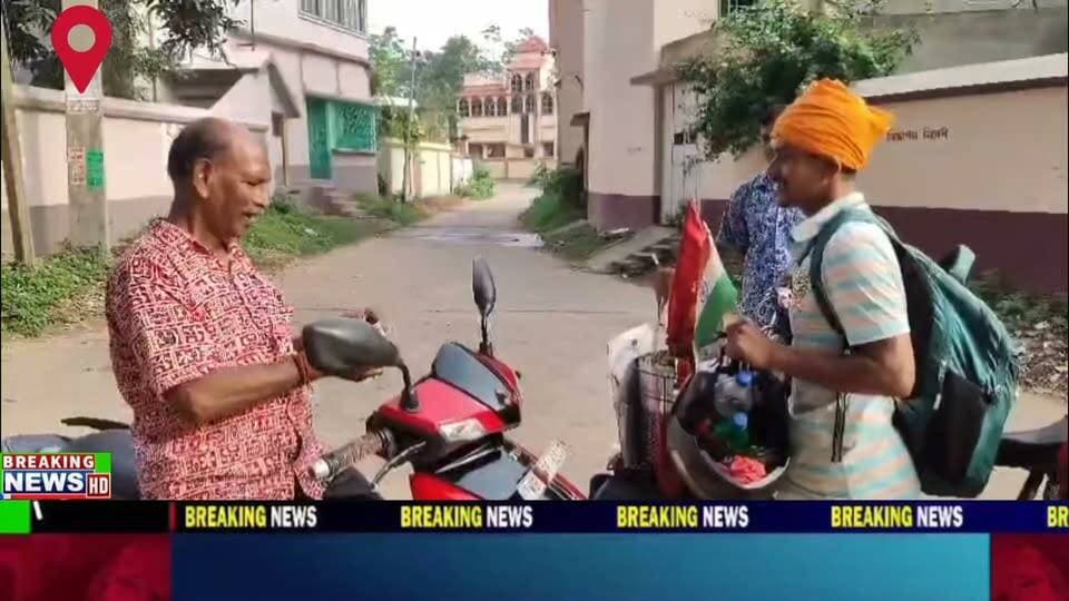 সাইকেলের প্যাডেলে ১৬ রাজ্য পেরিয়ে ৫১ সতীপীঠ দর্শনে বেড়িয়ে বীরভূমের ময়ূরেশ্বরে উপস্থিত জলপাইগুড়ির বাসিন্দা সুদর্শন বিশ্বাস।