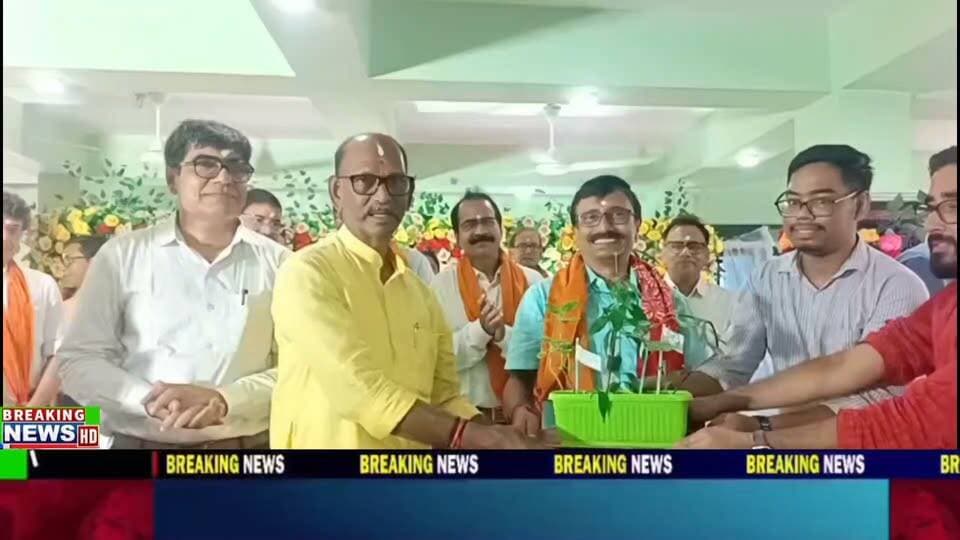 বীরভূমের ময়ূরেশ্বরের কোটাসুরের একটি বেসরকারি অনুষ্ঠান ভবনে মহিলা কৃষকদের হাতে উন্নত বীজ,সাটসার কর্মসূচিতে আধুনিক কৃষিতে ড্রোন ব্যবহারের বার্তা কৃষি অধিকর্তাদের।