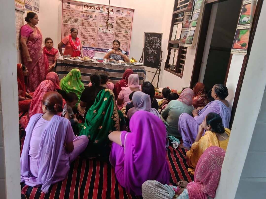 मेरी आंगनबाड़ी, मेरी जिम्मेदारी : ढाणी चेजरण में पोषण पंचायत आयोजित
महिलाओं को स्वास्थ्य और संतुलित आहार के प्रति किया जागरूक
स्वस्थ परिवार और सशक्त समाज का आधार है सही पोषण : सुपरवाइजर रेखा शर्मा
भिवानी, 20 सितंबर। राष्ट्रीय पोषण माह के तहत भिवानी शहरी क्षेत्र की ढाणी चेजरण में महिला एवं बाल विकास विभाग की ओर से ‘मेरी आंगनबाड़ी, मेरी जिम्मेदारी’ पहल के अंतर्गत पोषण पंचायत का आयोजन किया गया। भिवानी के अतिरिक्त उपायुक्त दीपक बाबूलाल करवा, जिला कार्यक्रम अधिकारी मंजू राणा एवं बाल विकास परियोजना अधिकारी किरण के दिशा-निर्देशों में आयोजित कार्यक्रम का मुख्य उद्देश्य महिलाओं, गर्भवती माताओं और बच्चों को पोषण एवं स्वास्थ्य के प्रति जागरूक करना रहा।
कार्यक्रम की अध्यक्षता विभाग की सुपरवाइजर रेखा शर्मा ने की। उनके नेतृत्व में पोषण कैलेंडर के अनुसार विभिन्न जागरूकता गतिविधियां आयोजित की गईं। इस दौरान महिलाओं को संतुलित आहार, व्यक्तिगत स्वास्थ्य, एनीमिया से बचाव तथा गर्भवती एवं स्तनपान कराने वाली माताओं के लिए आवश्यक पौष्टिक आहार के बारे में विस्तार से जानकारी दी गई।
आंगनबाड़ी केंद्र में तैयार की जाने वाली विभिन्न पौष्टिक रेसिपी और उनमें मौजूद पोषक तत्वों के लाभों के बारे में भी महिलाओं को बताया गया। कार्यक्रम को अधिक रोचक एवं सहभागितापूर्ण बनाने के लिए महिलाओं के बीच विशेष रेसिपी प्रतियोगिता का आयोजन किया गया। प्रतियोगिता में शामिल महिलाओं से उनकी तैयार की गई डिश में मौजूद पोषक तत्वों से संबंधित सवाल-जवाब किए गए, जिससे उनके पोषण संबंधी ज्ञान में वृद्धि हुई।
इसके अलावा, डिजिटल दौर को देखते हुए महिलाओं को बच्चों के साथ-साथ स्वयं का भी मोबाइल स्क्रीन टाइम कम करने के लिए प्रेरित किया गया। उन्हें बच्चों के साथ शारीरिक गतिविधियों, खेलकूद और पारिवारिक संवाद को बढ़ावा देने का संदेश दिया गया।
कार्यक्रम को संबोधित करते हुए सुपरवाइजर रेखा शर्मा ने कहा कि आंगनबाड़ी केंद्र केवल बच्चों की देखभाल तक सीमित नहीं हैं, बल्कि ये पूरे समुदाय के पोषण और स्वास्थ्य की महत्वपूर्ण कड़ी हैं। ‘मेरी आंगनबाड़ी, मेरी जिम्मेदारी’ का उद्देश्य यही है कि हर महिला अपने और अपने परिवार के खान-पान एवं स्वास्थ्य के प्रति सजग रहे।
उन्होंने कहा कि एनीमिया जैसी गंभीर समस्या से बचाव के लिए महिलाओं को समय-समय पर अपने हीमोग्लोबिन की जांच करवानी चाहिए। उन्होंने बताया कि 9 सितंबर से 9 अक्टूबर तक चलने वाले पोषण माह के दौरान सभी आंगनबाड़ी केंद्रों पर विभिन्न जागरूकता गतिविधियां आयोजित की जा रही हैं, ताकि सही पोषण का संदेश हर घर तक पहुंचाया जा सके।
कार्यक्रम में आंगनबाड़ी कार्यकर्ता मुकेश, ईश्वर, सुमित्रा, उषा और शारदा सहित क्षेत्र की दर्जनों महिलाएं मौजूद रहीं।