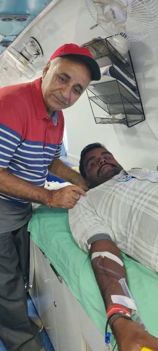 सज्जन सिंह घनघस की 5वीं पुण्यतिथि पर सहारा चेरिटेबल ट्रस्ट का 47वां रक्तदान शिविर संपन्न, 51 युवाओं ने किया रक्तदान
रक्तदान से बढकऱ नहीं है कोई दूसरा समाजसेवा का कार्य : पवन घनघस
रक्तदान से आती है सकारात्मकता और नया जीवन : शतकवीर राजेश डुडेजा
भिवानी, 20 सितंबर : स्थानीय बैंक कॉलोनी में सहारा चेरिटेबल ट्रस्ट के तत्वावधान में स्व. सज्जन सिंह घनघस की 5वीं पुण्यतिथि के उपलक्ष्य में रविवार को 47वें रक्तदान शिविर का आयोजन किया गया। इस अवसर पर क्षेत्र के युवाओं ने समाज सेवा की भावना से ओतप्रोत होकर बढ़-चढकऱ रक्तदान किया और मानव कल्याण में अपनी भागीदारी दर्ज कराई। इस दौरान 51 युवाओं ने रक्तदान किया, जिन्हे बैज लगाकर व प्रमाण पत्र देकर सम्मानित किया गया। कार्यक्रम के दौरान सहारा चेरिटेबल ट्रस्ट के सक्रिय सदस्य सतीश सिवाच ने आयोजन की जानकारी देते हुए बताया कि ट्रस्ट लगातार सामाजिक सरोकारों से जुड़े कार्यों में अग्रणी भूमिका निभा रहा है। उन्होंने कहा कि किसी जरूरतमंद की जान बचाना ही सबसे बड़ा धर्म है। स्व. सज्जन सिंह घनघस जी की स्मृति में आयोजित यह 47वां शिविर समाज के प्रति हमारी नैतिक जिम्मेदारी का प्रतीक है। जिस तरह युवाओं ने इस शिविर में आकर रक्तदान किया है, वह प्रेरणादायक है। सहारा चेरिटेबल ट्रस्ट का प्रयास है कि भविष्य में भी किसी मरीज को रक्त की कमी के कारण अपना जीवन न गंवाना पड़े। शिविर में विशेष रूप से पहुंचे शतकवीर रक्तदाता राजेश डुडेजा ने सभी रक्तदाताओं का हौसला बढ़ाया और उनका मार्गदर्शन किया। उन्होंने अपने संबोधन में कहा कि रक्तदान करने से ना केवल किसी की अनमोल जिंदगी बचती है, बल्कि खुद रक्तदाता का स्वास्थ्य भी बेहतर रहता है। समाज में रक्तदान को लेकर जागरूकता फैलाना बहुत जरूरी है। मुझे यह देखकर बेहद खुशी हो रही है कि युवा पीढ़ी आगे बढकऱ इस पावन कार्य का हिस्सा बन रही है। हर स्वस्थ व्यक्ति को नियमित रूप से रक्तदान करने का संकल्प लेना चाहिए। इस अवसर पर स्व. सज्जन सिंह के पुत्र एक्साइज एंड टैक्सेशन इंस्पेक्टर पवन घनघस ने शिविर में पहुंचे सभी अतिथियों, रक्तदाताओं और सहयोगियों का तहे दिल से आभार व्यक्त किया। उन्होंने कहा कि उनके पिता के दिखाए रास्ते पर चलते हुए समाज सेवा का यह कार्य आगे भी निरंतर जारी रहेगा। इस अवसर पर विश्वजीत घनघस, नरेंद्र तंवर, साहिल, मेहताब, शिखा, सुनील बॉक्सर और रवि सहित अनेक गणमान्य नागरिक और सामाजिक कार्यकर्ता उपस्थित रहे। सभी ने रक्तदाताओं को प्रशस्ति पत्र देकर उनका सम्मान किया और आयोजन की सराहना की।
