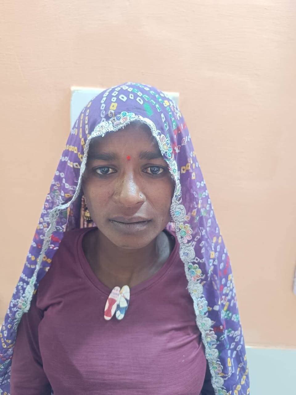 10 महीने से फरार चोरी के आरोपी पति-पत्नी गिरफ्तार, दोनों पर 7500-7500 रुपए का इनाम
अजमेर। बांदरसिंदरी थाना पुलिस ने बड़ी कार्रवाई करते हुए राजस्थान केंद्रीय विश्वविद्यालय बांदरसिंदरी कैंपस स्थित स्टाफ क्वार्टर्स में चोरी की वारदात को अंजाम देने वाले फरार आरोपी पति-पत्नी को गिरफ्तार किया है। दोनों आरोपी पिछले करीब 10 महीने से फरार चल रहे थे और जिला स्तर के टॉप-10 सक्रिय वांछित अपराधियों की सूची में शामिल थे। पुलिस ने दोनों पर 7500-7500 रुपए का इनाम घोषित कर रखा था।
पुलिस के अनुसार 19 नवंबर 2025 को केंद्रीय विश्वविद्यालय बांदरसिंदरी के सुरक्षा निरीक्षक ने थाने में रिपोर्ट दी थी। रिपोर्ट में बताया गया कि 15 नवंबर की रात विश्वविद्यालय परिसर स्थित आवासीय क्वार्टर्स में चोरी की वारदात हुई, जिसमें सोने-चांदी के जेवरात, सिक्के और नकदी चोरी कर ली गई थी। मामले में थाना बांदरसिंदरी में धारा 305(ए), 331(4) बीएनएस के तहत प्रकरण दर्ज कर आरोपियों की तलाश शुरू की गई।
जांच के दौरान पुलिस ने पूर्व में चार आरोपियों को गिरफ्तार कर लिया था। वहीं मामले में फरार चल रहे विष्णाम पुत्र हनुमान, उम्र 40 वर्ष और उसकी पत्नी हंसा पत्नी विष्णाम, उम्र 31 वर्ष, दोनों निवासी ग्राम गणेशपुरा, थाना बांदरसिंदरी, को अब गिरफ्तार किया गया है।
पुलिस अधीक्षक हर्षवर्धन अग्रवाला के निर्देशन में गठित टीम ने आरोपियों की तलाश के लिए विभिन्न स्थानों पर दबिश दी। पुलिस के मुताबिक दोनों आरोपी लंबे समय से पुलिस गिरफ्त से बच रहे थे। गिरफ्तारी के बाद पुलिस अब उनसे चोरी की वारदात और अन्य आपराधिक गतिविधियों के संबंध में पूछताछ कर रही है।
पुलिस के अनुसार आरोपियों के खिलाफ पूर्व में भी मामले दर्ज हैं और दोनों जिला स्तर के टॉप-10 वांछित अपराधियों में शामिल थे।
Ajmer Police Rajasthan