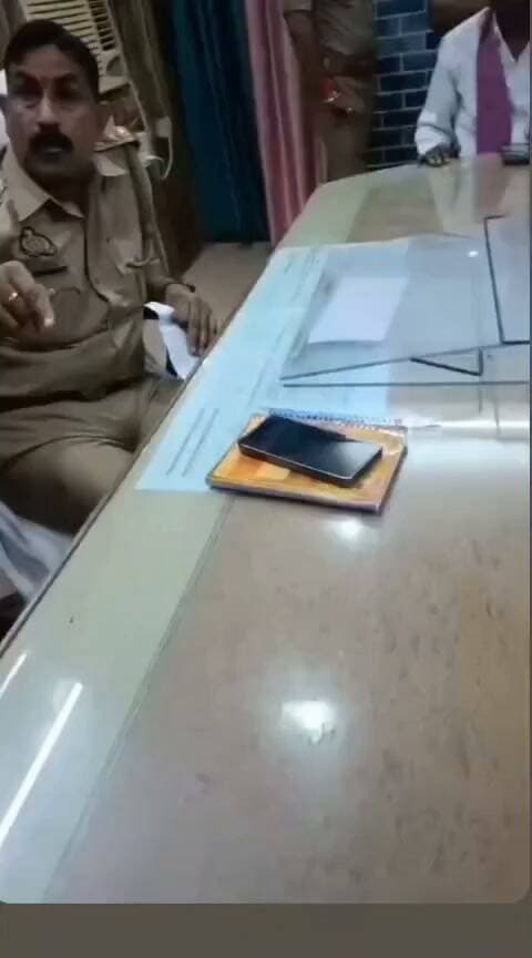 प्रयागराज: कर्नलगंज थाना प्रभारी ज्ञानेश्वर मिश्रा का एक और वीडियो वायरल, अधिवक्ताओं ने लगाया गंभीर आरोप
प्रयागराज। प्रयागराज के कर्नलगंज थाना प्रभारी (इस्पेक्टर) ज्ञानेश्वर मिश्रा एक बार फिर सुर्खियों में हैं। सोशल मीडिया पर उनका एक और नया वीडियो सामने आया है, जिसमें पीड़ित लड़की को न्याय न मिलने को लेकर अधिवक्ताओं और इंस्पेक्टर के बीच तीखी बहस होती दिखाई दे रही है।
मिली जानकारी के अनुसार, एक पीड़ित लड़की के मामले में पैरवी करने पहुंचे अधिवक्ताओं ने थाना प्रभारी ज्ञानेश्वर मिश्रा पर गंभीर आरोप लगाए हैं। अधिवक्ताओं का कहना है कि पुलिस पीड़ित लड़की की शिकायत पर निष्पक्ष कार्रवाई करने और न्याय दिलाने में आनाकानी कर रही है।
थाने के भीतर हुई तीखी नोकझोंक
वायरल वीडियो में देखा जा सकता है कि अधिवक्ताओं और कर्नलगंज थाना प्रभारी के बीच किसी बात को लेकर बहस चल रही है। पीड़ित को न्याय न मिलने के मुद्दे पर दोनों पक्षों के बीच काफी तीखी नोकझोंक हुई, जिसका वीडियो अब इंटरनेट मीडिया पर तेजी से शेयर किया जा रहा है।
मामले ने पकड़ा तूल
कर्नलगंज थाना प्रभारी का यह वीडियो सामने आने के बाद पुलिस विभाग में खलबली मच गई है। अधिवक्ताओं द्वारा लगाए गए आरोपों और वायरल वीडियो को लेकर वरिष्ठ पुलिस अधिकारियों द्वारा मामले का संज्ञान लिए जाने की बात सामने आ रही है।