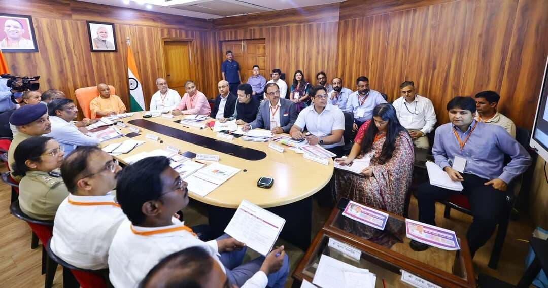 यूपीआईटीएस 2026: मुख्यमंत्री योगी आदित्यनाथ ने की ग्रेटर नोएडा में 25–29 सितंबर को आयोजित होने वाले चतुर्थ उत्तर प्रदेश अंतर्राष्ट्रीय व्यापार मेले की तैयारियों की समीक्षा
उत्तर प्रदेश के 1 ट्रिलियन डॉलर अर्थव्यवस्था लक्ष्य को गति देने के लिए चौथे संस्करण में शामिल होंगे 6 भागीदार देश, 600 अंतर्राष्ट्रीय खरीदार और 20 से अधिक उच्च-प्रभाव वाले नॉलेज सेशन
गौतम बुद्ध नगर, 20 सितंबर 2026: उत्तर प्रदेश को वैश्विक व्यापार, निर्माण और निर्यात का एक अग्रणी केंद्र बनाने के उद्देश्य से, उत्तर प्रदेश अंतर्राष्ट्रीय व्यापार मेले (यूपीआईटीएस 2026) का चौथा संस्करण 25 से 29 सितंबर 2026 तक ग्रेटर नोएडा के इंडिया एक्सपो सेंटर एंड मार्ट में आयोजित किया जाएगा। मुख्यमंत्री श्री योगी आदित्यनाथ ने सोमवार को इस प्रमुख आयोजन की प्रगति और परिचालन तैयारियों की समीक्षा की और इसे वैश्विक व्यापार जगत के समक्ष राज्य की औद्योगिक क्षमता, नवाचार और निर्यात क्षमताओं को प्रदर्शित करने के लिए एक अत्यंत महत्वपूर्ण मंच बताया।
इस संस्करण के लिए अंतर्राष्ट्रीय आउटरीच के बेहतरीन परिणाम सामने आए हैं, जिसके तहत छह प्रमुख भागीदार देशों — जापान, वियतनाम, रूस, सिंगापुर, ऑस्ट्रिया और बेलारूस के साथ सक्रिय साझेदारी स्थापित की गई है। इन देशों के प्रतिनिधिमंडल समर्पित प्रीमियम फोयर पवेलियन, द्विपक्षीय व्यावसायिक सत्रों और संरचित बी2बी (B2B) बैठकों के माध्यम से भाग लेंगे। भारतीय निर्यात संगठनों के महासंघ (FIEO) और विदेशी भारतीय मिशनों के समन्वित प्रयासों से 72 देशों एवं केंद्र शासित प्रदेशों से लगभग 600 अंतर्राष्ट्रीय खरीदारों के इस आयोजन में भाग लेने की संभावना है। उन्होंने आगे निर्देश दिया कि विदेशी खरीदारों और प्रदर्शकों के लिए उचित आवास की व्यवस्था की जाए, भाग लेने वाले देशों के उच्चायुक्तों के लिए संपर्क अधिकारी (लायजन ऑफिसर) नियुक्त किए जाएं और आगंतुकों तथा प्रतिनिधियों की सहायता के लिए गौतम बुद्ध विश्वविद्यालय एवं तकनीकी विश्वविद्यालयों के छात्रों को तैनात किया जाए।
मुख्यमंत्री ने इस बात पर भी जोर दिया कि अंतर्राष्ट्रीय प्रतिनिधिमंडलों को माननीय केंद्रीय वाणिज्य एवं उद्योग मंत्री श्री पीयूष गोयल के साथ उचित रूप से जोड़ा जाना चाहिए और मंत्री, उद्योगों तथा व्यापारिक प्रतिनिधियों के बीच सार्थक बातचीत को सुगम बनाने के लिए अतिरिक्त बैठकें आयोजित की जानी चाहिए। प्रसिद्ध वक्ताओं के साथ नॉलेज सेशन संक्षिप्त और प्रभावशाली होने चाहिए, तथा संबंधित सरकारी विभागों को अपने संबंधित सत्रों की पूरी जिम्मेदारी लेनी चाहिए। नॉलेज सेशन में जनता की भागीदारी को भी प्रोत्साहित और सुनिश्चित किया जाना चाहिए।
उद्यमियों और निवेशकों के लिए ज्ञान साझा करने को लाभदायक बनाने के मुख्यमंत्री के निर्देशों के अनुरूप, यह ट्रेड शो प्लेनरी और उद्घाटन कार्यक्रमों के साथ-साथ 20 नॉलेज सेशन की मेजबानी करेगा। प्रमुख पैनल चर्चाओं और कार्यशालाओं में 'वैश्विक आपूर्ति श्रृंखला की नई परिकल्पना: उत्तर प्रदेश का महत्व' (Reimagining Global Supply Chains: Why Uttar Pradesh Matters Now), 'भारत के इलेक्ट्रॉनिक्स विकास का अगला चरण: सेमीकंडक्टर, घटक और पैमाना' (Next Phase of India's Electronics Growth: Semiconductors, Components & Scale), 'एमएसएमई और ओडीओपी निर्यातकों के लिए ई-कॉमर्स और डिजिटल बाजार पहुंच' (E-Commerce & Digital Market Access for MSMEs and ODOP Exporters), 'उत्तर प्रदेश से मेडटेक का निर्माण' (Building MedTech from Uttar Pradesh), 'नए श्रम कोड पर कार्यशाला' (Workshop on New Labour Codes), और 'मुक्त व्यापार समझौतों (FTAs) का लाभ उठाना' (Leveraging Free Trade Agreements) जैसे महत्वपूर्ण विषयों को शामिल किया जाएगा, जिसके साथ ही सॉलिड वेस्ट मैनेजमेंट रूल्स 2026, सड़क सुरक्षा, पारंपरिक आयुष वेलनेस और एफपीओ सुदृढ़ीकरण पर भी विशेष सत्र आयोजित किए जाएंगे।
माननीय मुख्यमंत्री ने निर्देश दिया कि यूपीआईटीएस 2026 में नोएडा और ग्रेटर नोएडा के लोगों के साथ-साथ अवध, बुंदेलखंड और ब्रज क्षेत्रों की व्यापक भागीदारी सुनिश्चित की जानी चाहिए, जिससे यह आयोजन उत्तर प्रदेश की सांस्कृतिक और आर्थिक विविधता का एक सच्चा प्रतिनिधित्व बन सके। इस दृष्टिकोण को साकार करने के लिए 25 सांस्कृतिक प्रस्तुतियों के स्लॉट तैयार किए गए हैं, जिनमें कथक नृत्य, पखावज और सितार वादन, भोजपुरी और आल्हा लोक गायन, राई और थारू जनजातीय नृत्य तथा स्टार म्यूजिकल नाइट्स शामिल हैं।
माननीय मुख्यमंत्री ने आयोजन के दौरान संभावित भीड़ को ध्यान में रखते हुए यातायात, पार्किंग, सार्वजनिक परिवहन, स्वच्छता, सुरक्षा, भोजन और पेयजल की व्यापक व्यवस्था करने की आवश्यकता पर बल दिया। तीनों संबंधित प्राधिकरणों को स्वच्छता, सुरक्षा, कानून-व्यवस्था और सुचारू आवागमन सुनिश्चित करने के लिए परस्पर समन्वय बनाना होगा। आयोजन स्थल स्वच्छ, व्यवस्थित और प्लास्टिक-मुक्त रहना चाहिए, जिसके प्रमुख स्थानों पर सीसीटीवी कैमरे और इलेक्ट्रिक वाहन चार्जिंग स्टेशन स्थापित किए जाएं। सभी सरकारी विभागों को 23 सितंबर तक अपने स्टॉल लगाने का काम पूरा करने का निर्देश दिया गया, जबकि प्रमुख स्थानों पर होर्डिंग्स, पोस्टर और दिशा-सूचक बोर्ड लगाए जाने चाहिए। अतिरिक्त टावर लगाकर नेटवर्क कनेक्टिविटी बढ़ाने और विश्वसनीय इंटरनेट व वाई-फाई सेवाएं सुनिश्चित करने के लिए टेलीकॉम कंपनियों से संपर्क किया जाना चाहिए। भीड़ प्रबंधन पर विशेष ध्यान दिया जाना चाहिए, और रील्स या सोशल मीडिया कंटेंट बनाते समय आगंतुकों को मर्यादा बनाए रखने व सुरक्षा प्रोटोकॉल का पालन करने के लिए प्रोत्साहित किया जाना चाहिए। सुरक्षित, सुगम और स्मरणीय यूपीआईटीएस 2026 सुनिश्चित करने के लिए सभी व्यवस्थाओं को अंतर-विभागीय समन्वय के माध्यम से निष्पादित किया जाना चाहिए।
गौतम बुद्ध नगर की पुलिस आयुक्त श्रीमती लक्ष्मी सिंह ने माननीय मुख्यमंत्री को यूपीआईटीएस 2026 के लिए यातायात योजना और व्यवस्थाओं के बारे में अवगत कराया। आगंतुकों, प्रदर्शकों, अंतर्राष्ट्रीय प्रतिनिधियों और आम जनता की सुचारू आवाजाही सुनिश्चित करने के लिए स्थल तक जाने और वहां से आने वाले सभी मार्गों की समीक्षा और अद्यतन किया गया है। सभी प्रतिभागियों की सुरक्षा सुनिश्चित करने के लिए फ्रिस्किंग (जांच) और भीड़-प्रबंधन उपायों सहित व्यापक सुरक्षा व्यवस्था की गई है। संभावित फुटफॉल को प्रभावी ढंग से प्रबंधित करने के लिए निरंतर निगरानी के साथ प्रमुख प्रवेश और निकास बिंदुओं पर पर्याप्त सुरक्षा कर्मी तैनात किए जाएंगे।
पुलिस आयुक्त ने माननीय मुख्यमंत्री को आयोजन स्थल तक आवागमन की सुविधा के साथ-साथ आगंतुकों और प्रदर्शकों के लिए निर्दिष्ट पार्किंग सुविधाओं की व्यवस्था के बारे में भी जानकारी दी। भीड़भाड़ को कम करने और आगंतुकों के लिए एक सहज अनुभव सुनिश्चित करने के लिए यातायात नियमन, मार्ग प्रबंधन और पार्किंग संचालन का समन्वय किया जाएगा। सभी आवश्यक सुरक्षा प्रोटोकॉल और भीड़-नियंत्रण उपायों को मजबूत किया गया है, तथा संबंधित टीमों को पूरे आयोजन के दौरान सतर्क और तत्पर रहने के निर्देश दिए गए हैं।
साइट की तैयारी, यातायात प्रबंधन और आगंतुक सुविधाओं के संबंध में स्थानीय प्रशासन और पुलिस कमिश्नरेट ने व्यापक व्यवस्था की है। पार्किंग क्षेत्रों और प्रदर्शनी स्थल के बीच आगंतुकों के लिए पर्यावरण-अनुकूल और परेशानी मुक्त परिवहन की सुविधा के लिए 500 से अधिक ईवी (EV) शटल बसें चलाई जाएंगी। इसके अतिरिक्त, आने वाले अंतर्राष्ट्रीय प्रतिनिधिमंडलों और वीवीआईपी (VVIPs) की सहायता के लिए नोएडा अंतर्राष्ट्रीय हवाई अड्डे पर एक समर्पित यूपीआईटीएस सुविधा काउंटर संचालित किया जा रहा है। एनएमआरसी (NMRC) मेट्रो लाइनों, शहर की बसों के रैप्स, मल्टीप्लेक्स सिनेमा स्क्रीन, रेडियो और डिजिटल चैनलों पर बहु-चैनल प्रचार अभियान चलाए जा रहे हैं—जिन्होंने मेटा प्लेटफॉर्म्स पर पहले ही 1.3 करोड़ (13 मिलियन) से अधिक वीडियो व्यूज हासिल कर लिए हैं। खरीदारों, प्रदर्शकों और मेहमानों की सहायता के लिए सीएम फेलो, उद्यमी मित्र और गौतम बुद्ध विश्वविद्यालय व अन्य क्षेत्रीय संस्थानों के युवा स्वयंसेवक मौके पर तैनात हैं।
समीक्षा के दौरान, गौतम बुद्ध नगर की जिलाधिकारी, मेधा रूपम ने मुख्यमंत्री को जिले भर में चलाए जा रहे व्यापक जमीनी और युवा लामबंदी अभियानों के बारे में जानकारी दी। उन्होंने बताया कि रेजिडेंट वेलफेयर एसोसिएशंस (RWAs), औद्योगिक संगठनों, जिला प्रशासन के अधिकारियों के साथ-साथ स्थानीय स्कूलों और कॉलेजों के प्रशासकों और प्रतिनिधियों के साथ लक्षित समन्वय बैठकें की गई हैं। Gen Z और स्कूली छात्रों की भारी भागीदारी को प्रेरित करने के लिए, जिले ने एक डिजिटल रील चैलेंज, एक यंग एंटरप्रेन्योर प्रतियोगिता और युवाओं को जोड़ने तथा यूपीआईटीएस 2026 के दौरान उद्यमशीलता की भावना को बढ़ावा देने के लिए डिज़ाइन की गई विशेष क्विज़ सहित संवाद स्थापित करने के लिए युवा पहलों की एक श्रृंखला की योजना बनाई है।
इस वर्ष की केंद्रीय थीम ‘अद्वितीय सोर्सिंग का अद्भुत मंच...' (Ultimate Sourcing Begins Here...) से प्रेरित, यूपीआईटीएस 2026 में वन डिस्ट्रिक्ट वन प्रोडक्ट (ODOP), वन डिस्ट्रिक्ट वन क्राफ्ट (ODOC), सीएम युवा, एमएसएमई, इलेक्ट्रॉनिक्स और आईटी, रक्षा और एयरोस्पेस, कृषि और संबद्ध क्षेत्र, नवीकरणीय ऊर्जा, ऑटोमोबाइल और इलेक्ट्रिक वाहन, फार्मा और हेल्थकेयर, टेक्सटाइल और हथकरघा, टाउन ऑफ एक्सीलेंस एक्सपोर्टर्स, वेयरहाउसिंग और लॉजिस्टिक्स, रियल एस्टेट (क्रेडाई), तथा पर्यटन और संस्कृति जैसे प्रमुख विकास चालकों का व्यापक प्रदर्शन होगा। मजबूत औद्योगिक गति का प्रदर्शन करते हुए, भूतल और द्वितीय तल के हॉलों में 36,500 वर्ग मीटर प्रदर्शनी स्थान पहले ही बुक किया जा चुका है, जिसमें भाग लेने वाले औद्योगिक विकास प्राधिकरणों और कॉर्पोरेट संस्थाओं के लिए पूर्ण लेआउट को अंतिम रूप दे दिया गया है, जो उत्तर प्रदेश की क्षमता के वैश्विक प्रदर्शन के लिए पूरी तरह तैयार है।