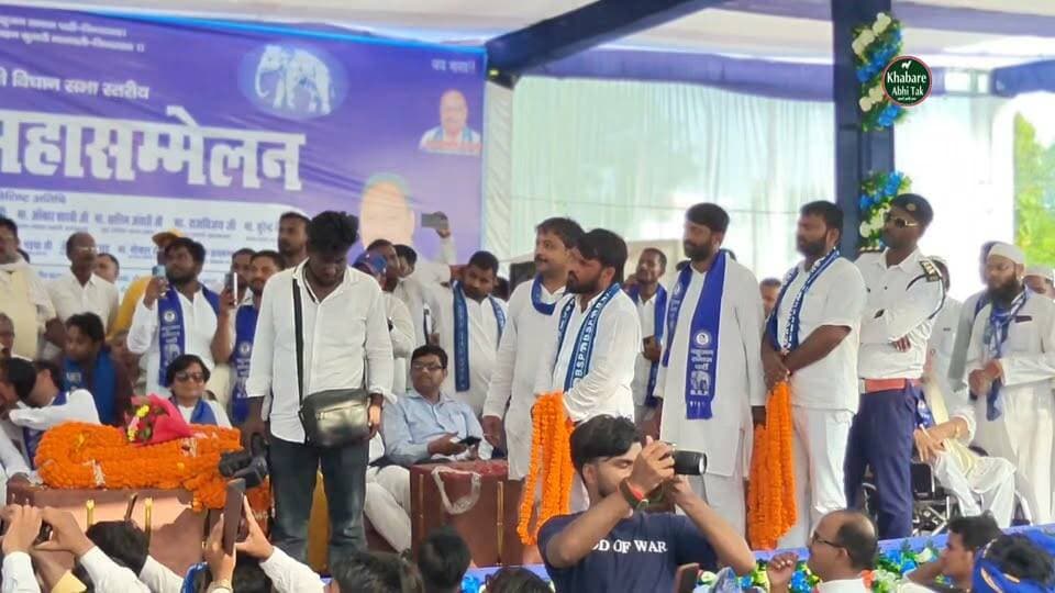 बसपा ने घोसी विधानसभा से अजय जायसवाल को बनाया प्रत्याशी, पूर्व एमएलसी दिनेश चंद्रा ने की घोषणा,देखे वीडियो
#खबरेंअभीतक #KhabareAbhiTak #BSP #घोसी #मऊ