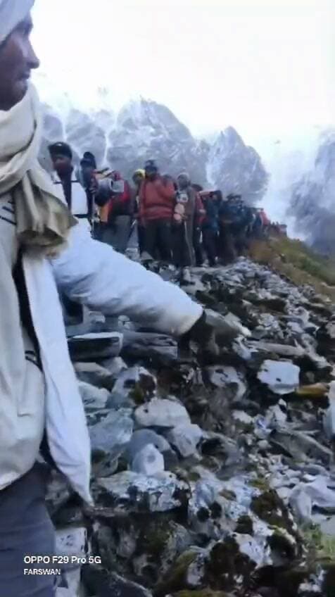 12 बरस बाद फिर होली भेंट, जा मेरी गौरा जा तू शिव का कैलाश..
आखिरकार बीते एक पखवाडे से चल रही हिमालय की अधिष्ठात्री देवी मां नंदा की बड़ी जात यात्रा का होमकुंड में मां नंदा, चौसिंगा खाडु के कैलाश विदाई के साथ विधिवत समापन हो गया। होमकुंड में मां नंदा की पूजा अर्चना करके श्रद्धालुओं नें पौराणिक लोकगीतों और जागर गाकर हिमालय की अधिष्टात्री देवी माँ नंदा को कैलाश के लिये विदा किया।
मेरी मैत की धियाणी तेरू बाटू हेरदू रोली, जा मेरी गौरा जा तू शिव का कैलाश, जा मेरी गौरा तू, चौखम्भा उकाली.. जैसे गीतों के साथ अपनी ध्याण को विदा करते समय श्रद्धालुओं की आंखे अश्रुओं से छलछला गयी। इस दौरान श्रद्धालुओं नें अपने साथ लाये खाजा- चूडा, बिंदी, चूडी, ककड़ी, मुंगरी भी समौण के रूप में माँ नंदा को अर्पित किये। बड़ी जात रविवार को अपने अंतिम पडाव शीला समुद्र से होमकुंड पहुंची। मां नंदा, बंड भूमियाल के जयकारों से पूरा हिमालय गुंजयमान हो गया। 12 बरस बाद मां नंदा के ससुराल में मां नंदा के जयकारों से हिमालय का सन्नाटा भी टूट गया। नंदा की बड़ी जात की अगुवाई कर रहे चौसिंगा मेंढ़ा की पूजा अर्चना कर कैलाश की ओर रवाना किया गया। चौसिंगा मेंढ़ा की विदाई पर सभी श्रद्धालु बेहद भावुक हुये। होमकुंड में मां नंदा के कैलाश विदाई के साथ बड़ी जात में सम्मलित मां नंदा की डोलियां, निशाण और छंतोली ने वापसी की राह पकड़ दी। इसके साथ ही बड़ी जात में गए श्रद्धालु और नंदा भक्त भी वापस लौट आए।
साभार- संजय चौहान।