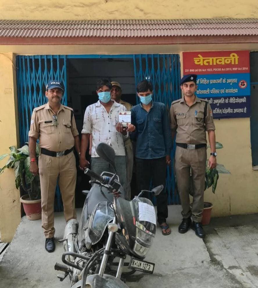 420 ग्राम चरस और 5.01 ग्राम स्मैक बरामद, मोटरसाइकिल भी कब्जे में
टिहरी पुलिस की नशे के खिलाफ बड़ी कार्रवाई, 3 तस्कर गिरफ्तार
420 ग्राम चरस और 5.01 ग्राम स्मैक बरामद, मोटरसाइकिल भी कब्जे में
टिहरी गढ़वाल, 20 सितंबर। जनपद टिहरी गढ़वाल में नशे के अवैध कारोबार के खिलाफ पुलिस की कार्रवाई लगातार जारी है। वरिष्ठ पुलिस अधीक्षक श्रीमती श्वेता चौबे के निर्देशन में थाना मुनि की रेती पुलिस और एंटी नारकोटिक्स टास्क फोर्स (ANTF) की संयुक्त टीम ने अलग-अलग स्थानों पर कार्रवाई करते हुए तीन कथित नशा तस्करों को गिरफ्तार किया है।
पुलिस के अनुसार, 19/20 सितंबर की रात चलाए गए चेकिंग अभियान के दौरान कपटीयाल मोड़, ढालवाला से विनीत भट्ट (34) को गिरफ्तार किया गया। उसके कब्जे से 5.01 ग्राम स्मैक बरामद होने का पुलिस ने दावा किया है। मामले में थाना मुनि की रेती में मुकदमा संख्या 104/2026 के तहत एनडीपीएस एक्ट की धारा 8/21 में अभियोग दर्ज किया गया है।
वहीं, तपोवन बैरियर के पास चेकिंग के दौरान वाहन संख्या UK-14M-1273 में सवार सलमान (34) और मनीष नेगी (26) को पकड़ा गया। पुलिस के मुताबिक, दोनों के कब्जे से 420 ग्राम चरस बरामद हुई। इस मामले में मुकदमा संख्या 105/2026 के तहत एनडीपीएस एक्ट की धारा 8/20/60 में अभियोग दर्ज किया गया है।
गिरफ्तार आरोपियों में विनीत भट्ट मुनि की रेती क्षेत्र का निवासी है, जबकि सलमान मूल रूप से पानीपत, हरियाणा का रहने वाला बताया गया है और वर्तमान में ऋषिकेश की आईडीपीएल लेबर कॉलोनी में रह रहा था। तीसरा आरोपी मनीष नेगी नरेंद्रनगर क्षेत्र का निवासी है।
पुलिस ने कार्रवाई के दौरान 5.01 ग्राम स्मैक, 420 ग्राम चरस और एक मोटरसाइकिल बरामद करने की जानकारी दी है। पुलिस के अनुसार, तीनों आरोपियों को नियमानुसार न्यायालय के समक्ष पेश किया जा रहा है।
कार्रवाई में थाना मुनि की रेती पुलिस की ओर से उपनिरीक्षक आशीष रावत, उपनिरीक्षक प्रवीन रावत सहित पुलिसकर्मी शामिल रहे। वहीं ANTF टीम का नेतृत्व उपनिरीक्षक आशीष शर्मा ने किया।