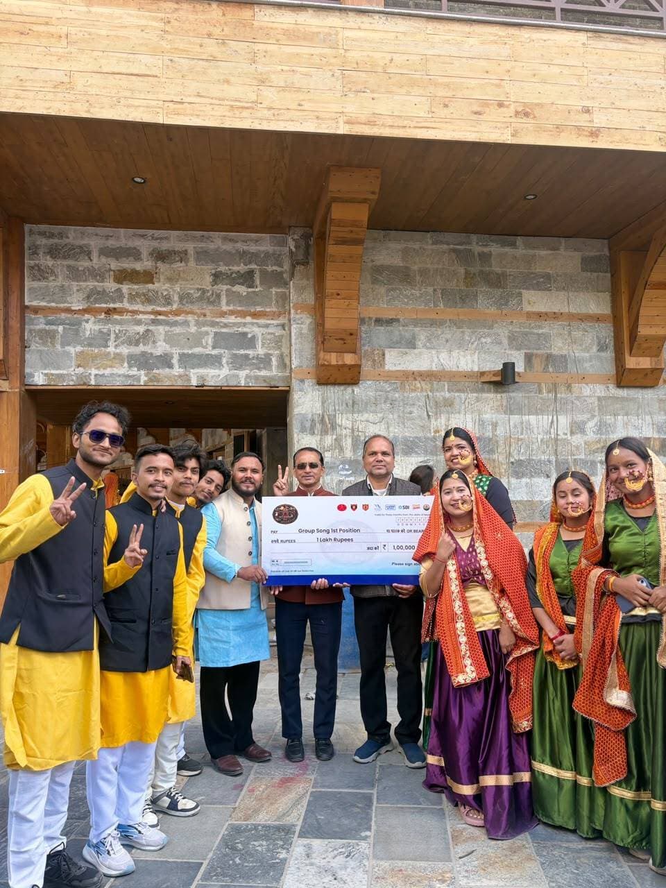 देवभूमि सांस्कृतिक महोत्सव-2026 में HNBGU का शानदार प्रदर्शन, लोकगीत में प्रथम और लोकनृत्य में द्वितीय स्थान
हेमवती नंदन बहुगुणा गढ़वाल विश्वविद्यालय के छात्र-छात्राओं ने देवभूमि सांस्कृतिक महोत्सव-2026 में शानदार प्रदर्शन करते हुए विश्वविद्यालय का गौरव बढ़ाया। विश्वविद्यालय की टीम ने लोकगीत प्रतियोगिता में प्रथम स्थान तथा लोकनृत्य प्रतियोगिता में द्वितीय स्थान प्राप्त किया।
देवभूमि सांस्कृतिक महोत्सव-2026 का आयोजन 19 एवं 20 सितंबर 2026 को बदरीनाथ धाम के टूरिस्ट अराइवल प्लाजा एवं माणा क्षेत्र में किया गया। भारतीय सेना एवं जिला प्रशासन, चमोली द्वारा ऑपरेशन सद्भावना के अंतर्गत आयोजित इस महोत्सव की थीम “हमारी विरासत, हमारा भविष्य” (Culture is Our Heritage, Our Future) रही। महोत्सव का उद्देश्य क्षेत्र की समृद्ध सांस्कृतिक विरासत, लोक परंपराओं और स्थानीय कला को संरक्षण एवं व्यापक मंच प्रदान करना रहा।
महोत्सव में हेमवती नंदन बहुगुणा गढ़वाल विश्वविद्यालय के छात्र-छात्राओं ने उत्तराखंड की लोकसंस्कृति पर आधारित लोकगीत एवं लोकनृत्य की प्रभावशाली प्रस्तुतियां दीं। उनकी प्रस्तुतियों को निर्णायक मंडल ने सराहा और लोकगीत में विश्वविद्यालय की टीम को प्रथम स्थान प्रदान किया गया। इसके लिए टीम को ₹1,00,000 (एक लाख रुपये) की पुरस्कार राशि प्राप्त हुई। वहीं लोकनृत्य प्रतियोगिता में विश्वविद्यालय की टीम ने द्वितीय स्थान प्राप्त किया तथा ₹75,000 (पचहत्तर हजार रुपये) की पुरस्कार राशि अर्जित की।
इस अवसर पर विश्वविद्यालय के छात्र-छात्राओं ने अपनी प्रस्तुतियों के माध्यम से उत्तराखंड की लोकधुनों, लोकनृत्य परंपराओं, सांस्कृतिक स्मृतियों और लोकजीवन को जीवंत रूप में प्रस्तुत किया। बदरीनाथ धाम और माणा की सांस्कृतिक पृष्ठभूमि में आयोजित इस महोत्सव में विश्वविद्यालय की प्रस्तुतियों ने देवभूमि की सांस्कृतिक विविधता और युवा प्रतिभाओं की रचनात्मक ऊर्जा को प्रभावी ढंग से सामने रखा।
विश्वविद्यालय परिवार ने इस उपलब्धि पर सभी प्रतिभागी छात्र-छात्राओं, समन्वयक, टीम मैनेजर एवं सहयोगी शिक्षकों को बधाई देते हुए कहा कि ऐसे आयोजन युवाओं को अपनी लोक विरासत से जोड़ने के साथ-साथ उसके संरक्षण और संवर्धन के लिए प्रेरित करते हैं।
देवभूमि सांस्कृतिक महोत्सव-2026 में लोकगीत में प्रथम और लोकनृत्य में द्वितीय स्थान प्राप्त कर HNBGU के छात्र-छात्राओं ने विश्वविद्यालय के साथ-साथ उत्तराखंड की समृद्ध लोकसंस्कृति को भी गौरवान्वित किया।
विश्वविद्यालय की टीम के समन्वयक डॉ. संजय पांडे, डॉ. गांधी चौहान, नंदा सती टीम के साथ मौजूद रहे।