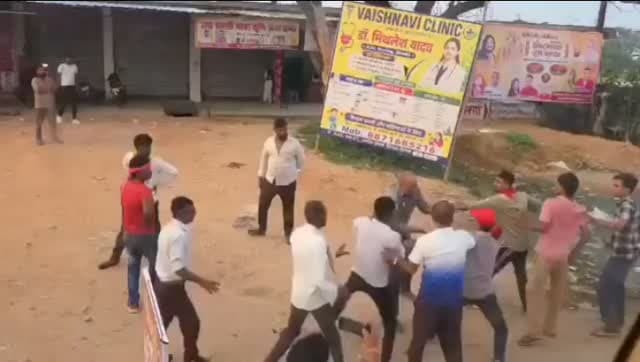 बस कंडक्टर से मारपीट का वीडियो वायरल
शिवपुरी-दिनारा थाना क्षेत्र के अशोक होटल के पास बस नहीं रुकने को लेकर बैजनाथ बस के कंडक्टर से मारपीट का आरोप। बस में बैठे यात्रियों ने वीडियो बनाकर सोशल मीडिया पर किया वायरल। वीडियो में लात-घूंसों और बेल्ट से की मारपीट